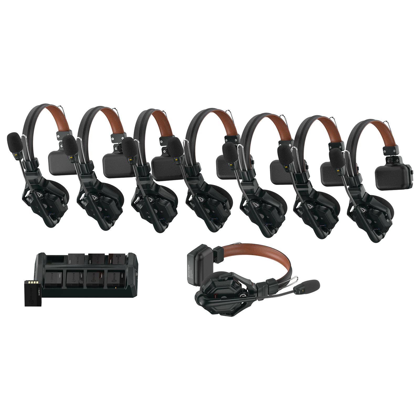 Juego de auriculares negros y cargador. Acentos de cuero marrón. Fondo blanco.