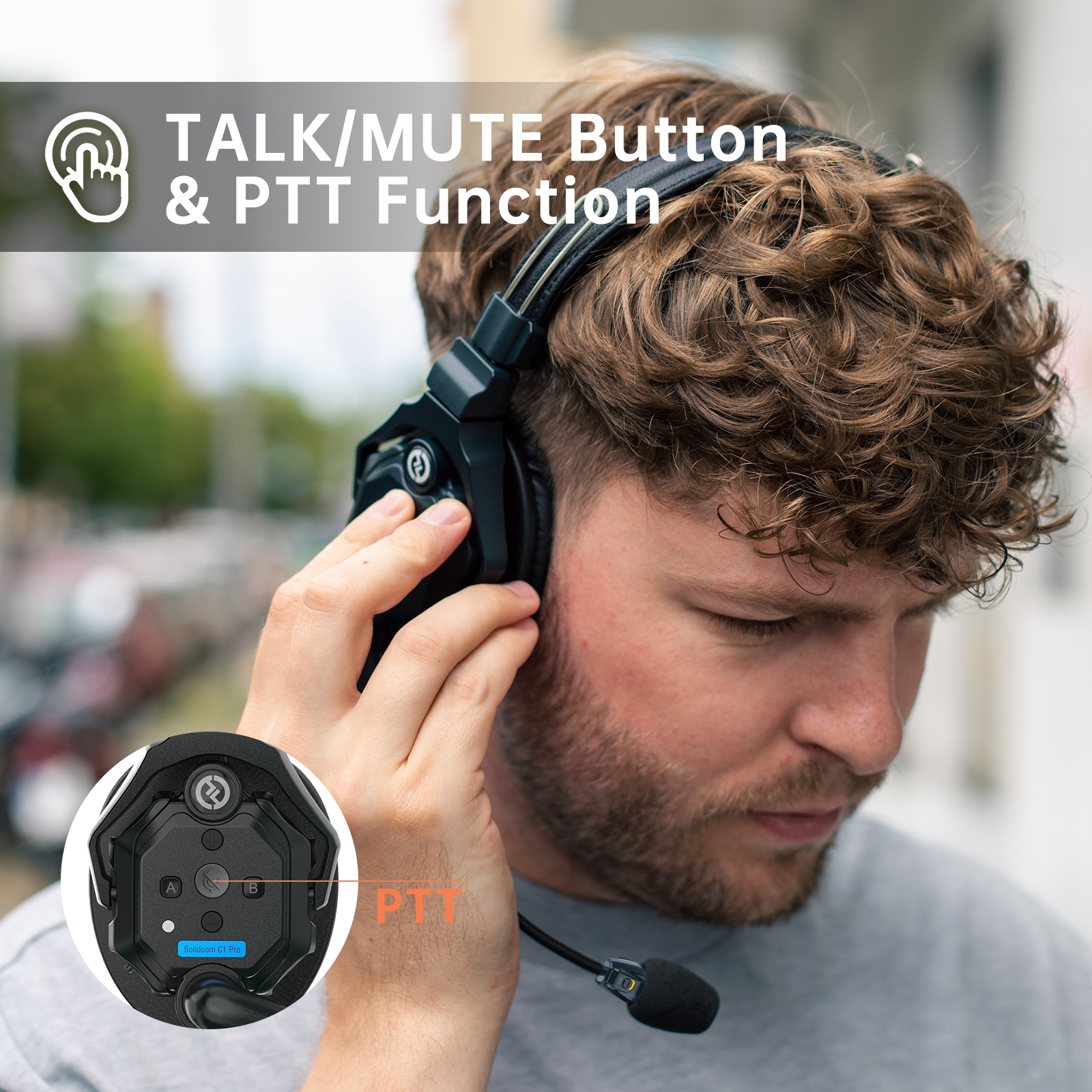 Hombre con auriculares, primer plano del auricular con botones y micrófono.