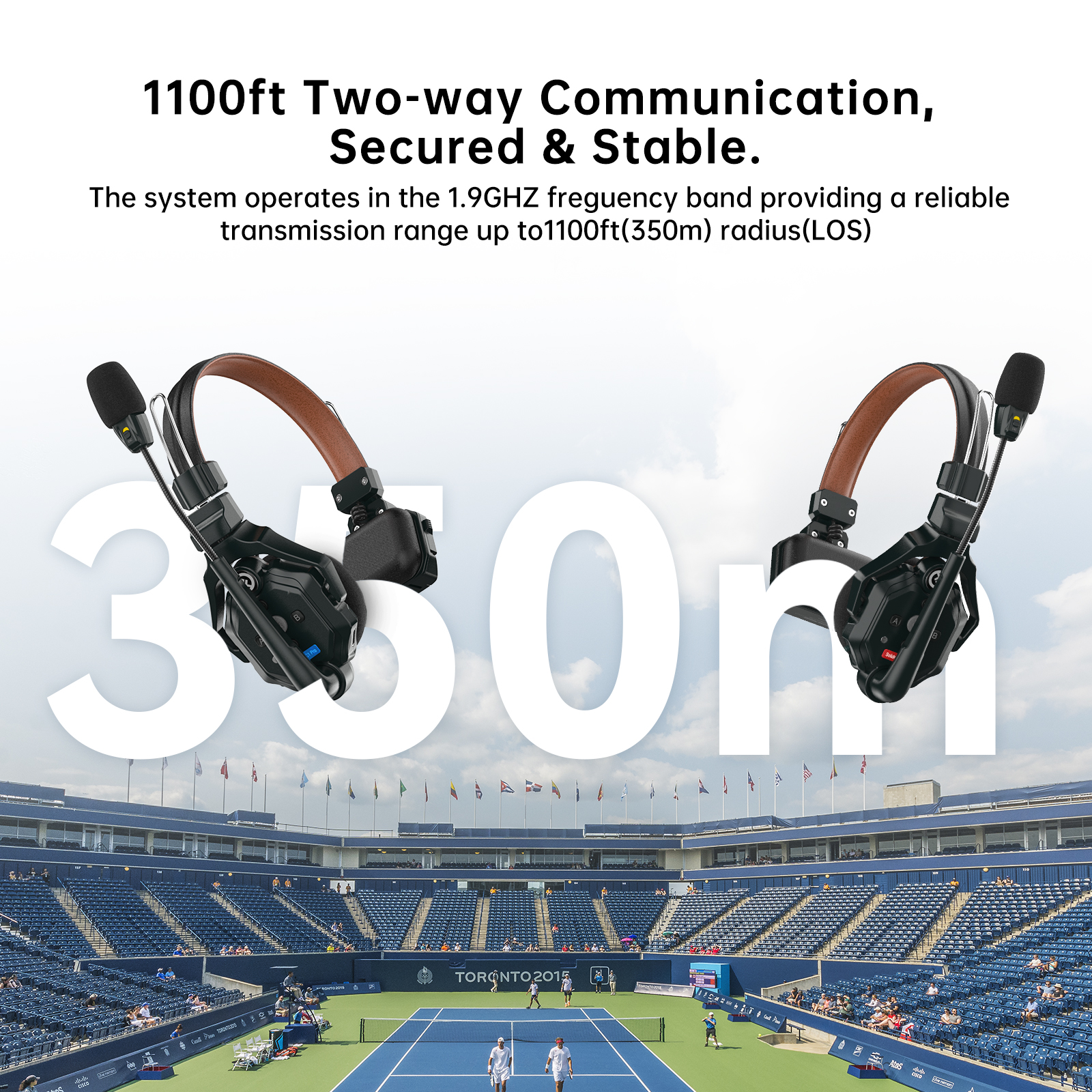 Auriculares con micrófonos. Fondo: cancha de tenis, estadio y texto sobre comunicación.