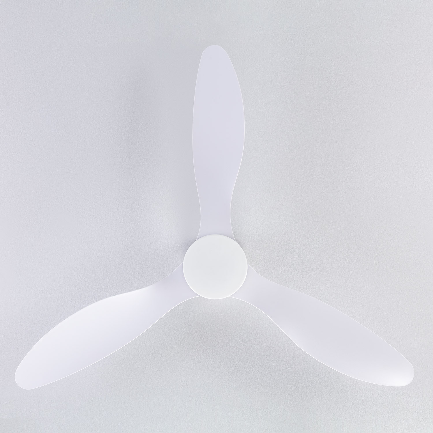 Ventilatore da soffitto bianco con tre pale, disco centrale bianco. Su sfondo bianco.
