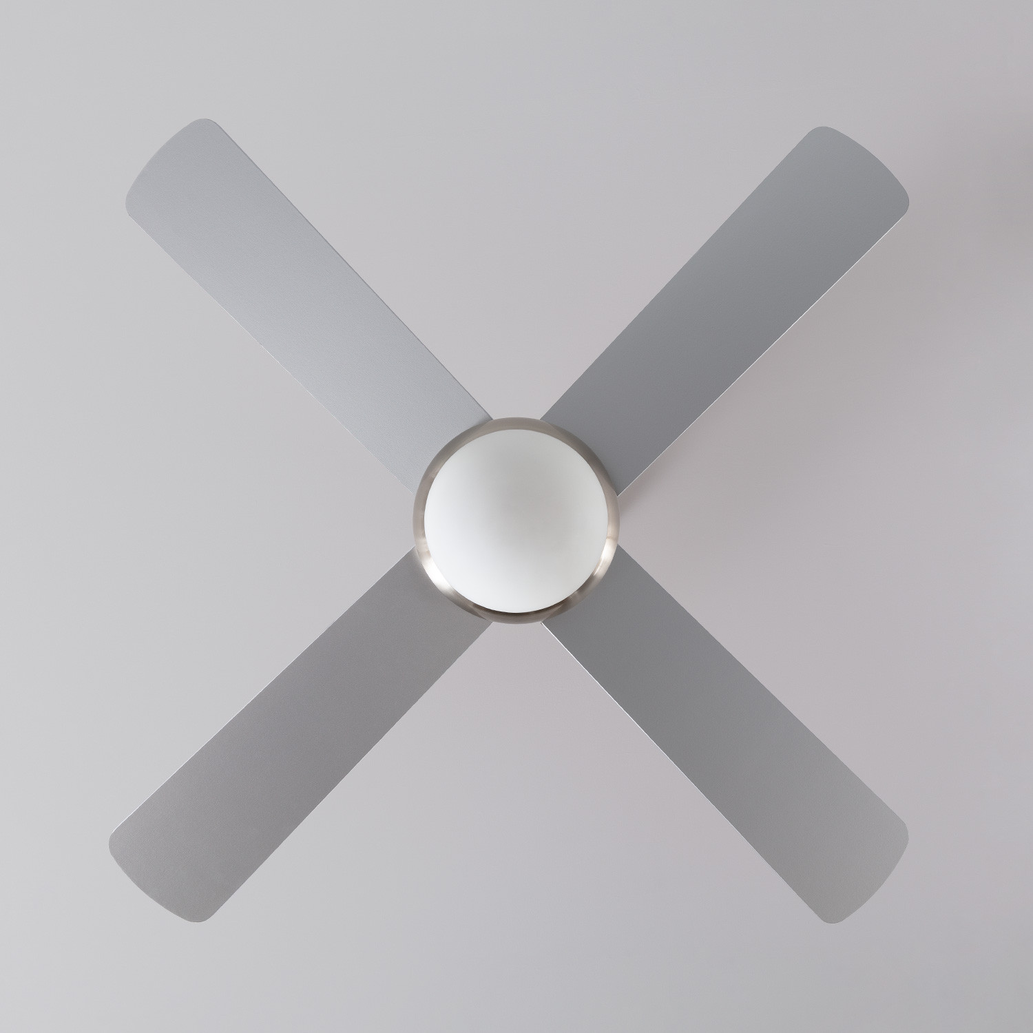 Ventilatore da soffitto con quattro pale grigie e un centro bianco.