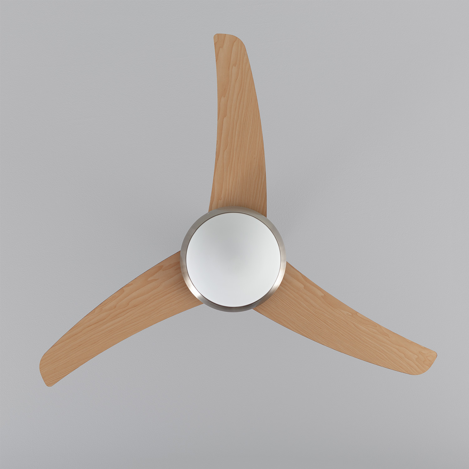 Ventilatore da soffitto con tre pale in legno, alloggiamento motore argentato e luce centrale bianca.