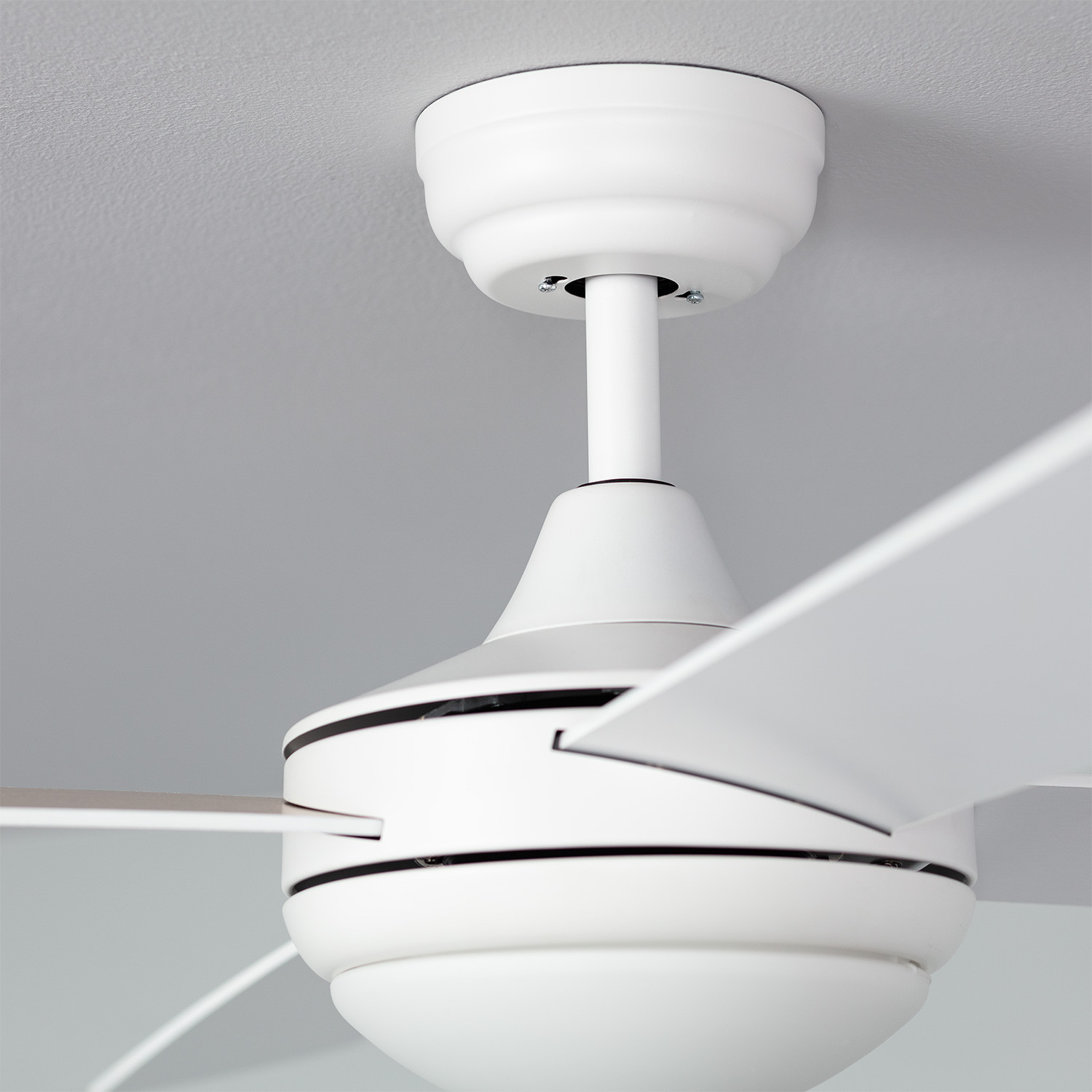 Ventilatore da soffitto bianco con pale bianche e dettagli neri.
