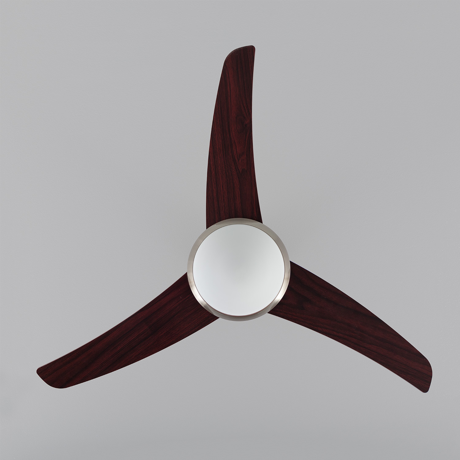 Ventilatore a soffitto con tre pale marrone scuro e una luce centrale bianca. Sfondo grigio.