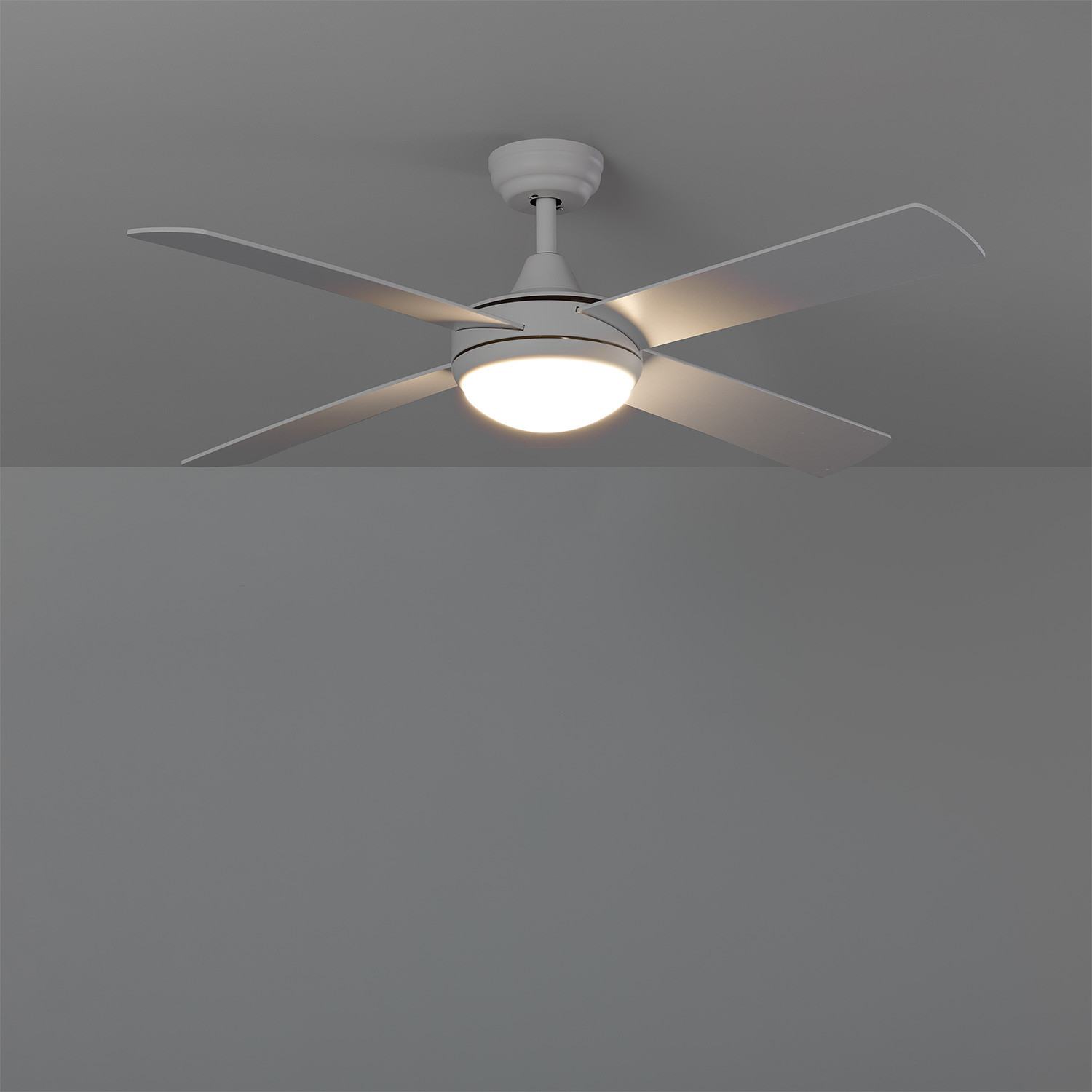 Ventilatore da soffitto bianco con quattro pale e un apparecchio di illuminazione centrale, su sfondo grigio.