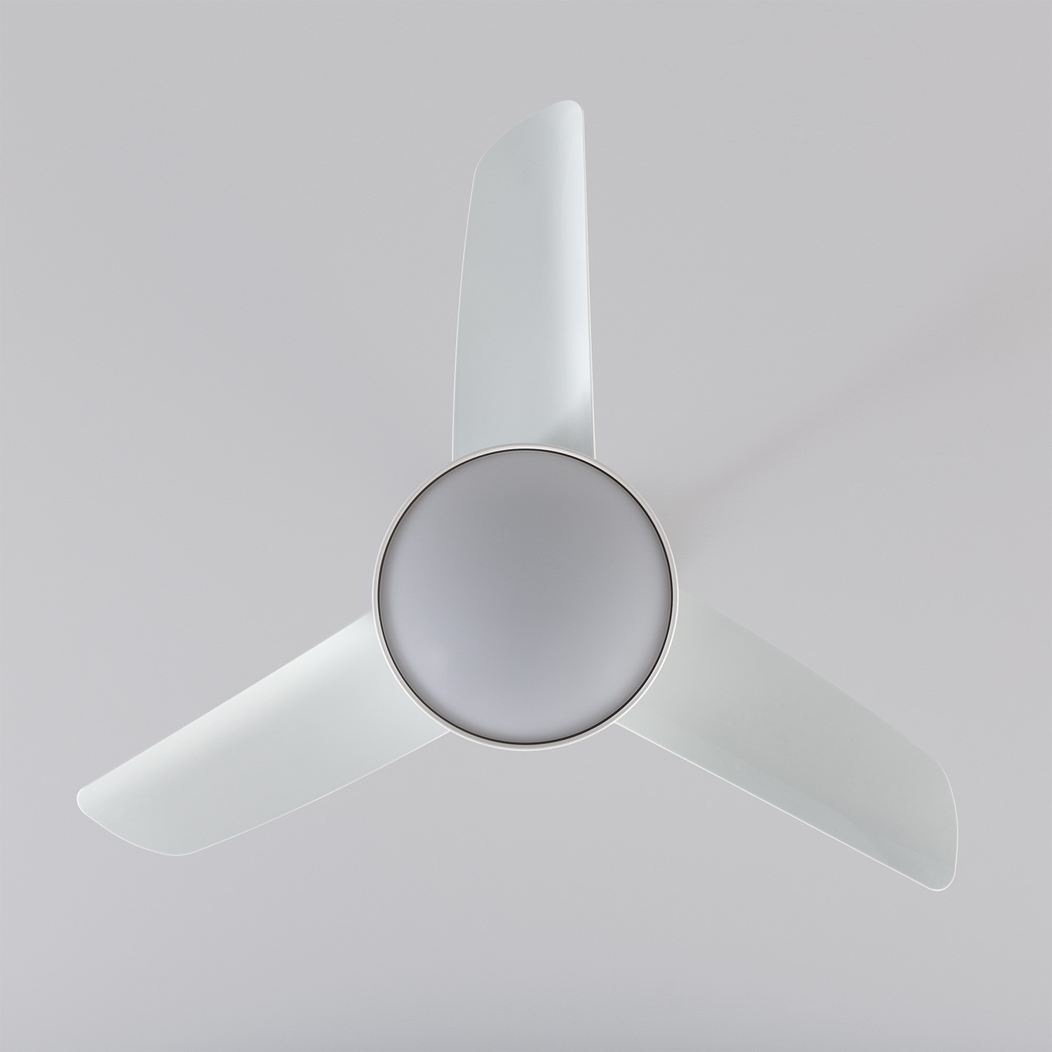 Un ventilatore da soffitto bianco con tre pale. Il ventilatore è circolare e le pale sono angolate.