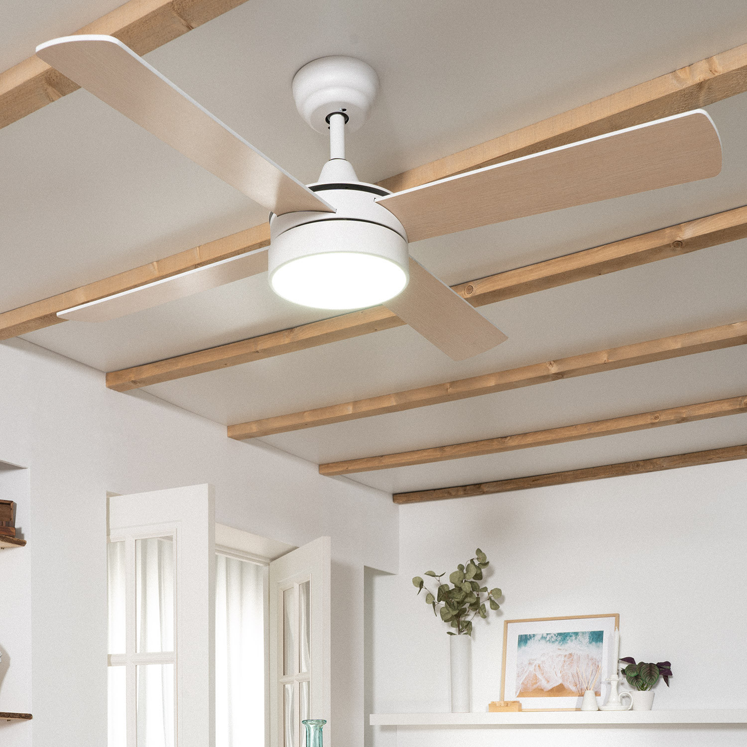 Ventilatore da soffitto bianco con pale in legno e un'apparecchio di illuminazione, montato su un soffitto bianco.