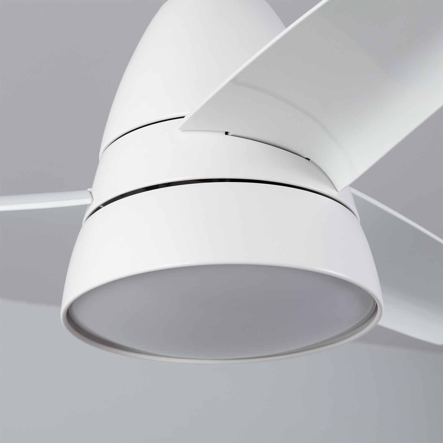 Ventilatore da soffitto bianco con pale curve, vista angolata, isolato su sfondo grigio.