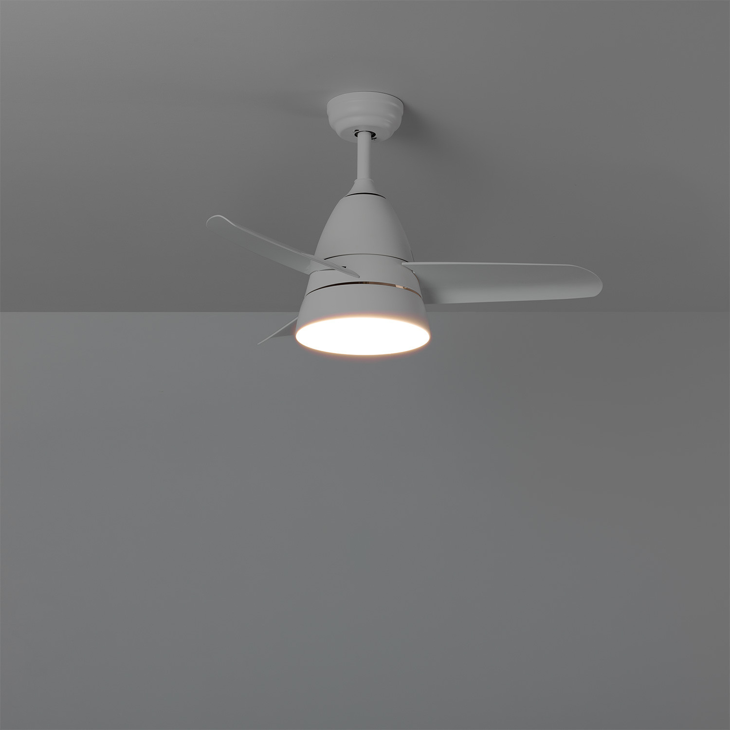 Ventilatore da soffitto bianco con luce. Tre pale, soffitto grigio sullo sfondo.
