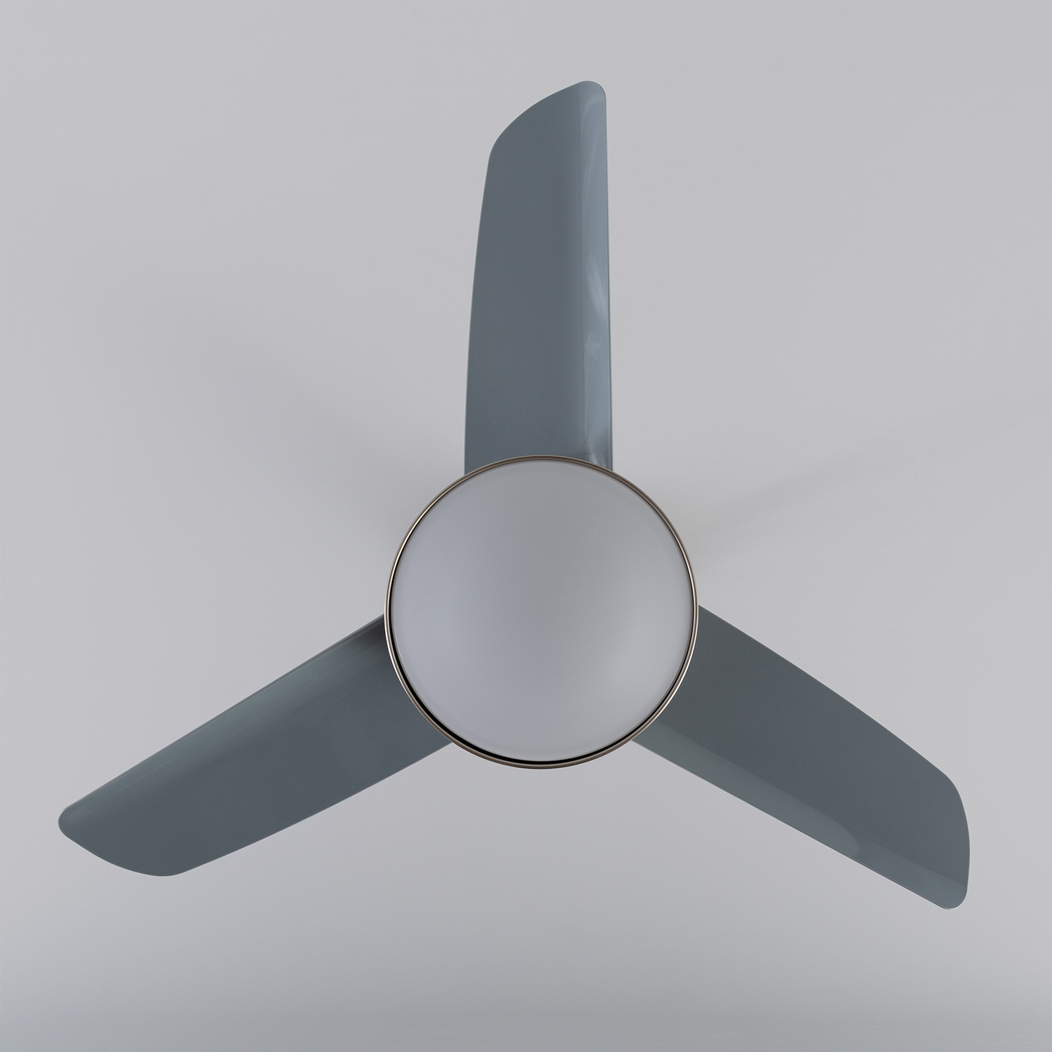 Ventilatore a soffitto con tre pale grigie e una luce centrale bianca. Il ventilatore è su sfondo bianco.