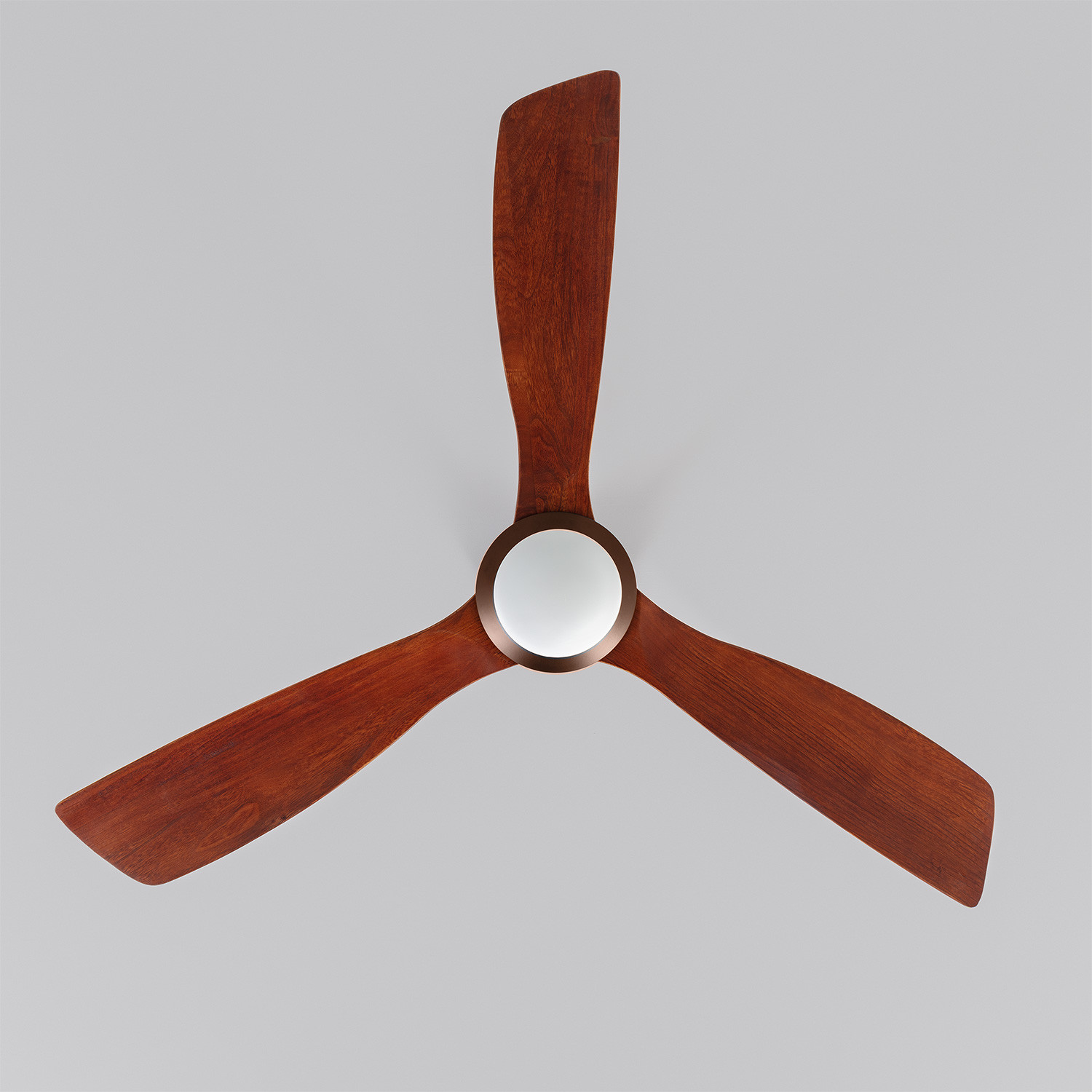 Ventilatore da soffitto con tre pale in legno, vista dall'alto.