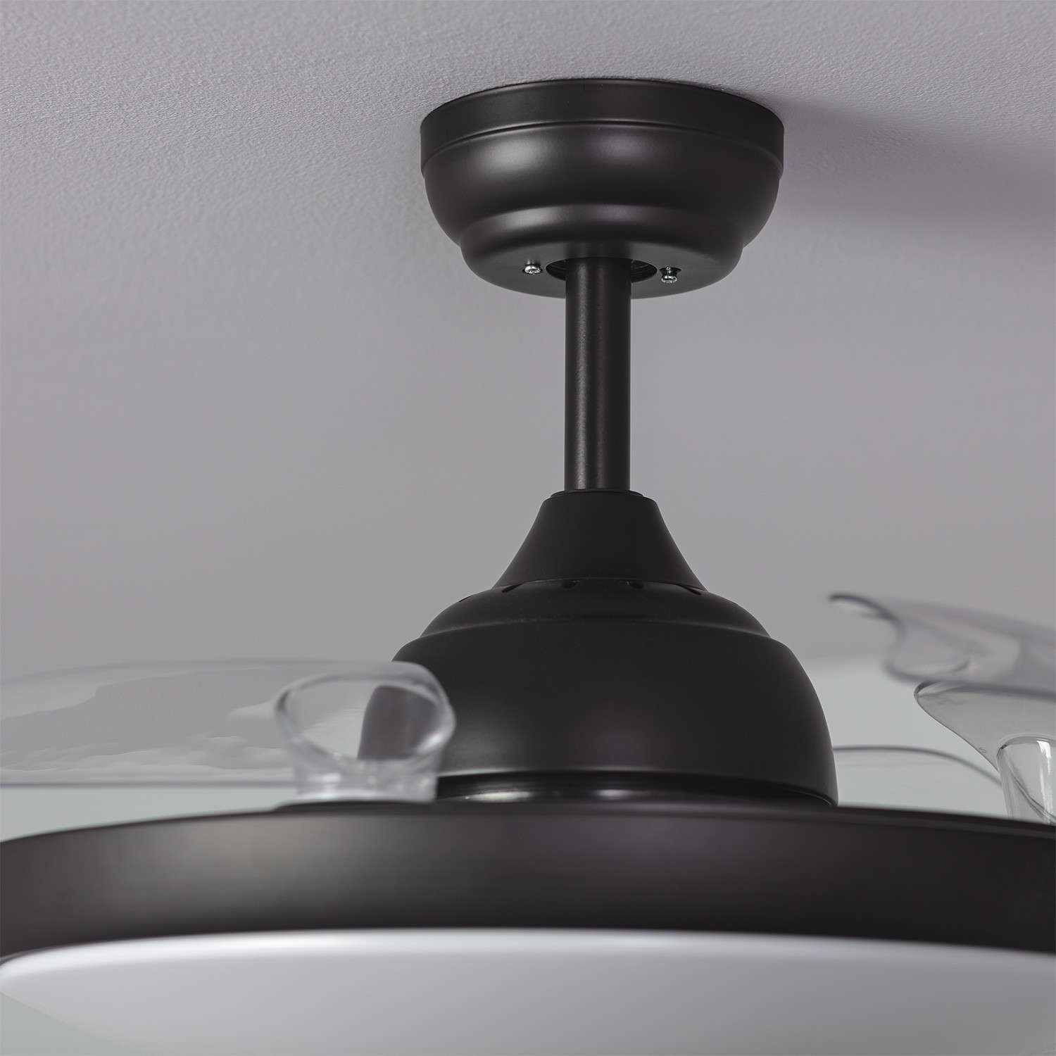 Ventilatore da soffitto nero con luce. Le pale sono trasparenti.