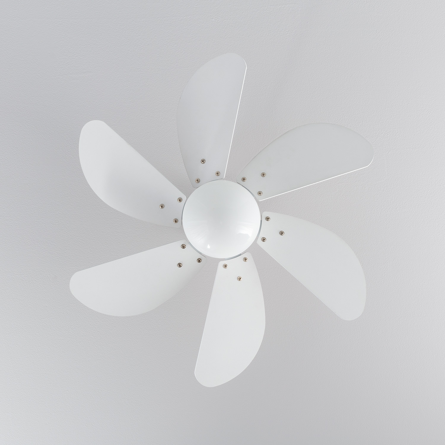 Ventilatore da soffitto bianco con sei pale bianche e un centro bianco.