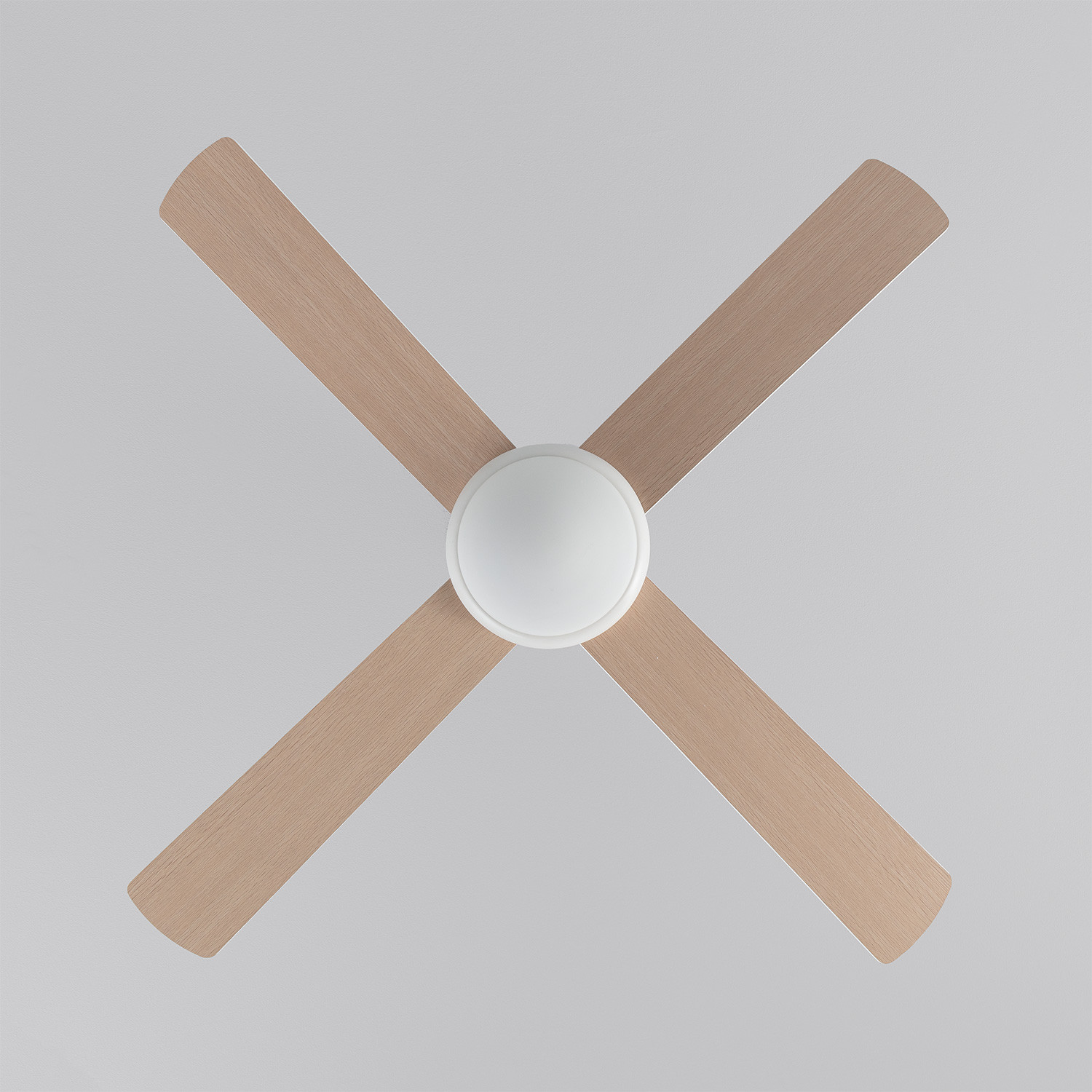 Un ventilatore da soffitto con quattro pale in legno e alloggiamento motore bianco.