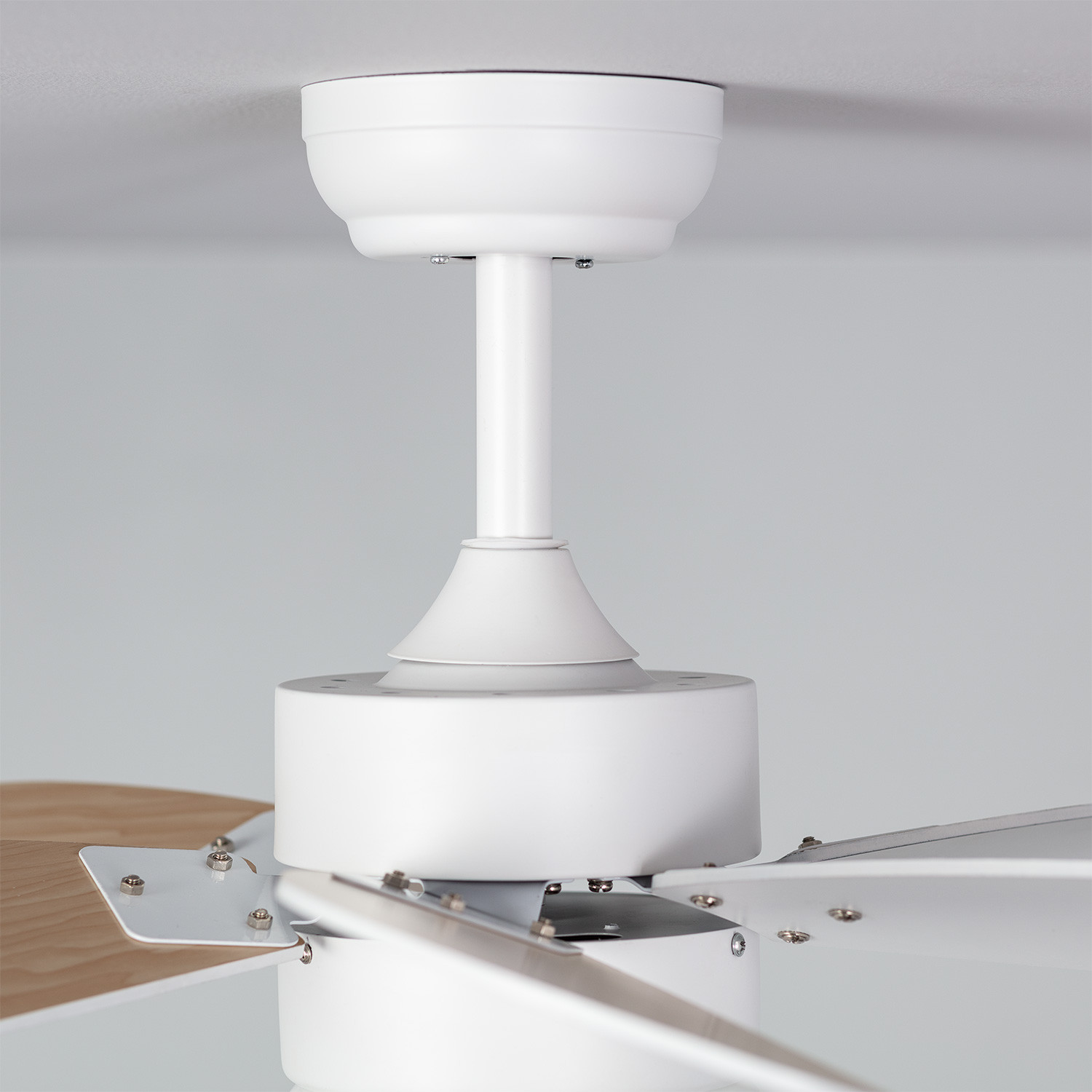 Un ventilatore da soffitto bianco, vista ravvicinata.