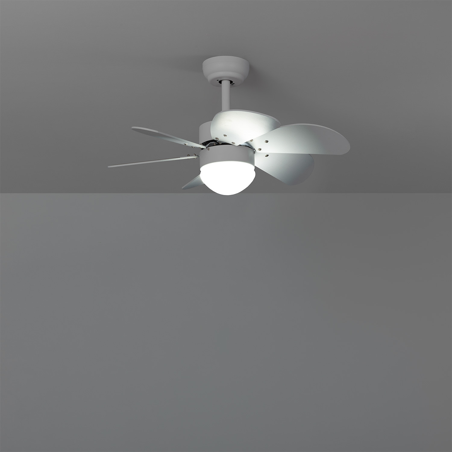 Ventilatore da soffitto bianco con cinque pale e lampada centrale.