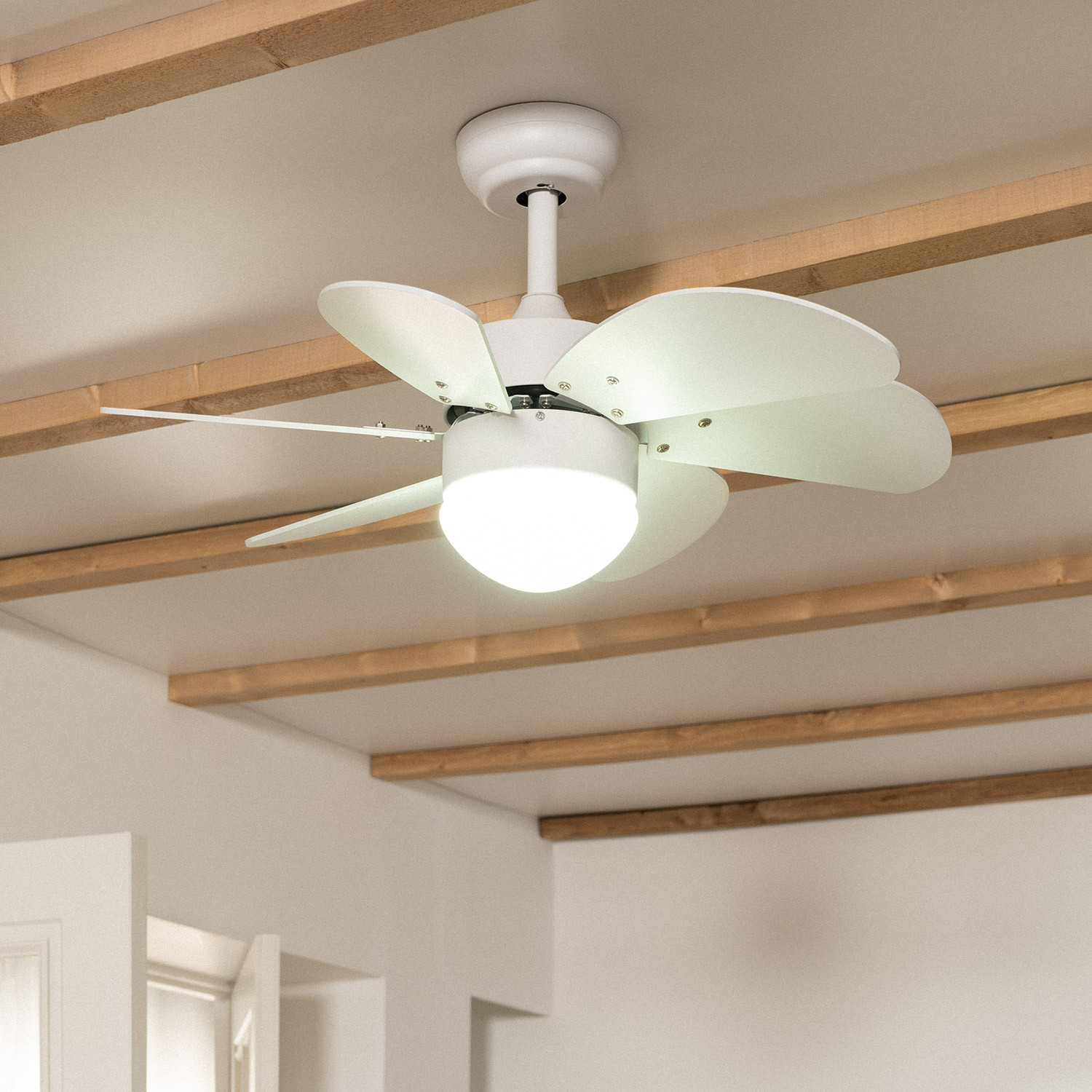 Ventilatore da soffitto con pale bianche e luce centrale. Travi di legno sullo sfondo.