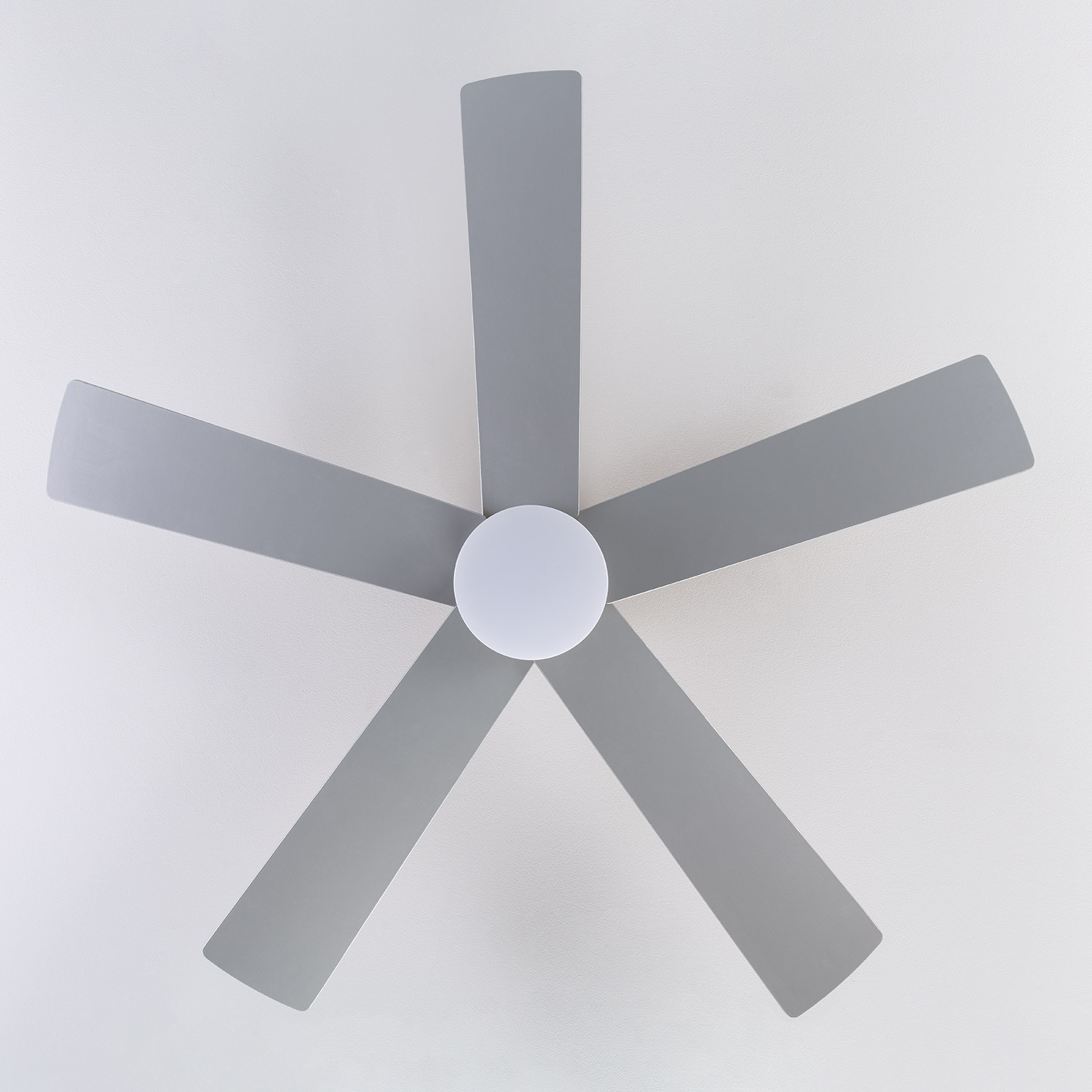 Ventilatore a soffitto con cinque pale grigie e luce centrale bianca su sfondo bianco.