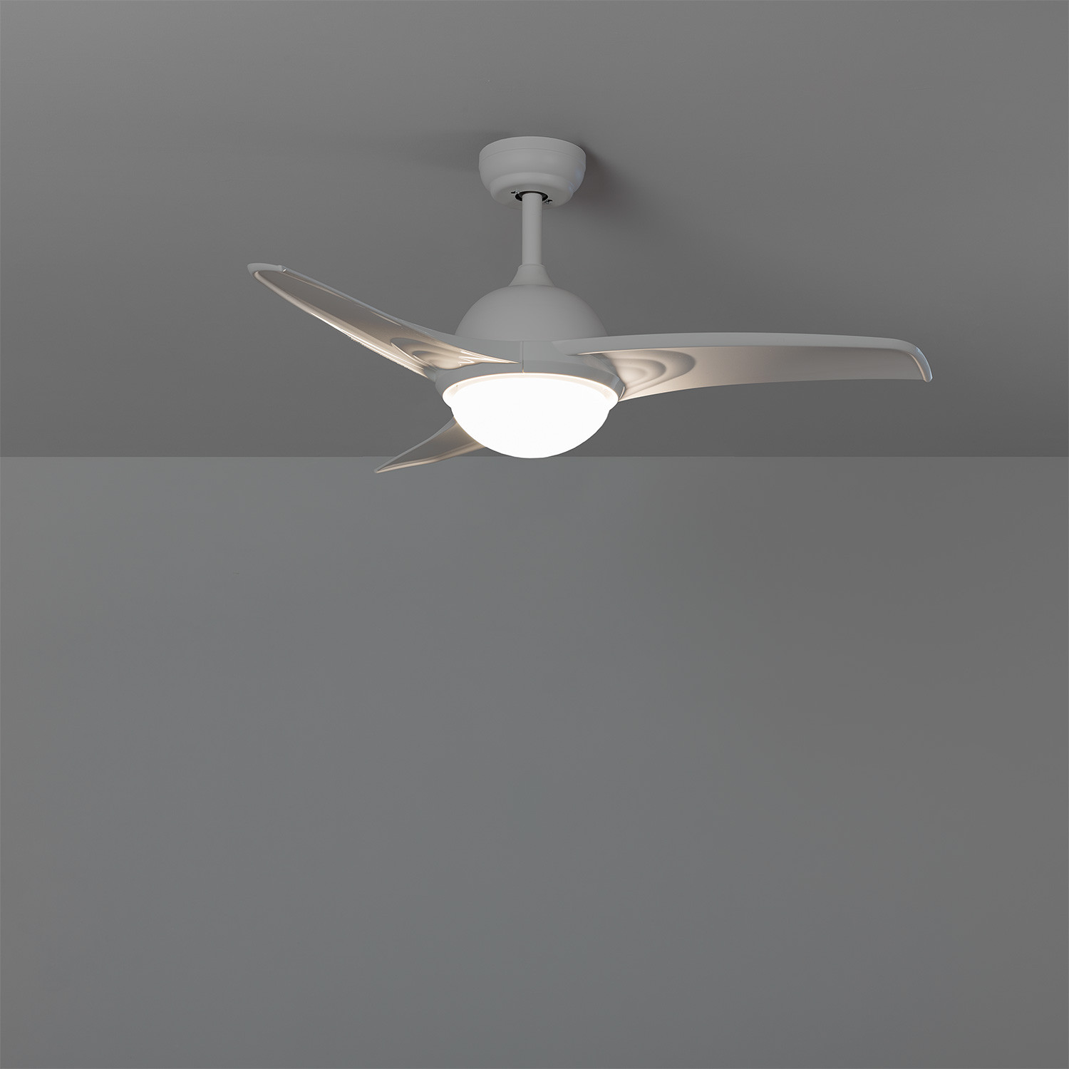 Ventilatore da soffitto bianco con tre pale e una luce, appeso a un soffitto grigio.