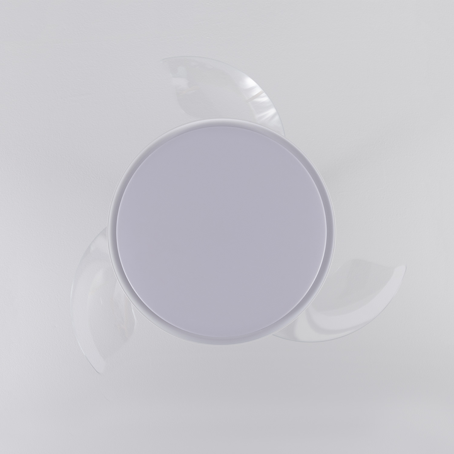 Ventilatore da soffitto con tre pale trasparenti e un centro bianco. Sfondo bianco.
