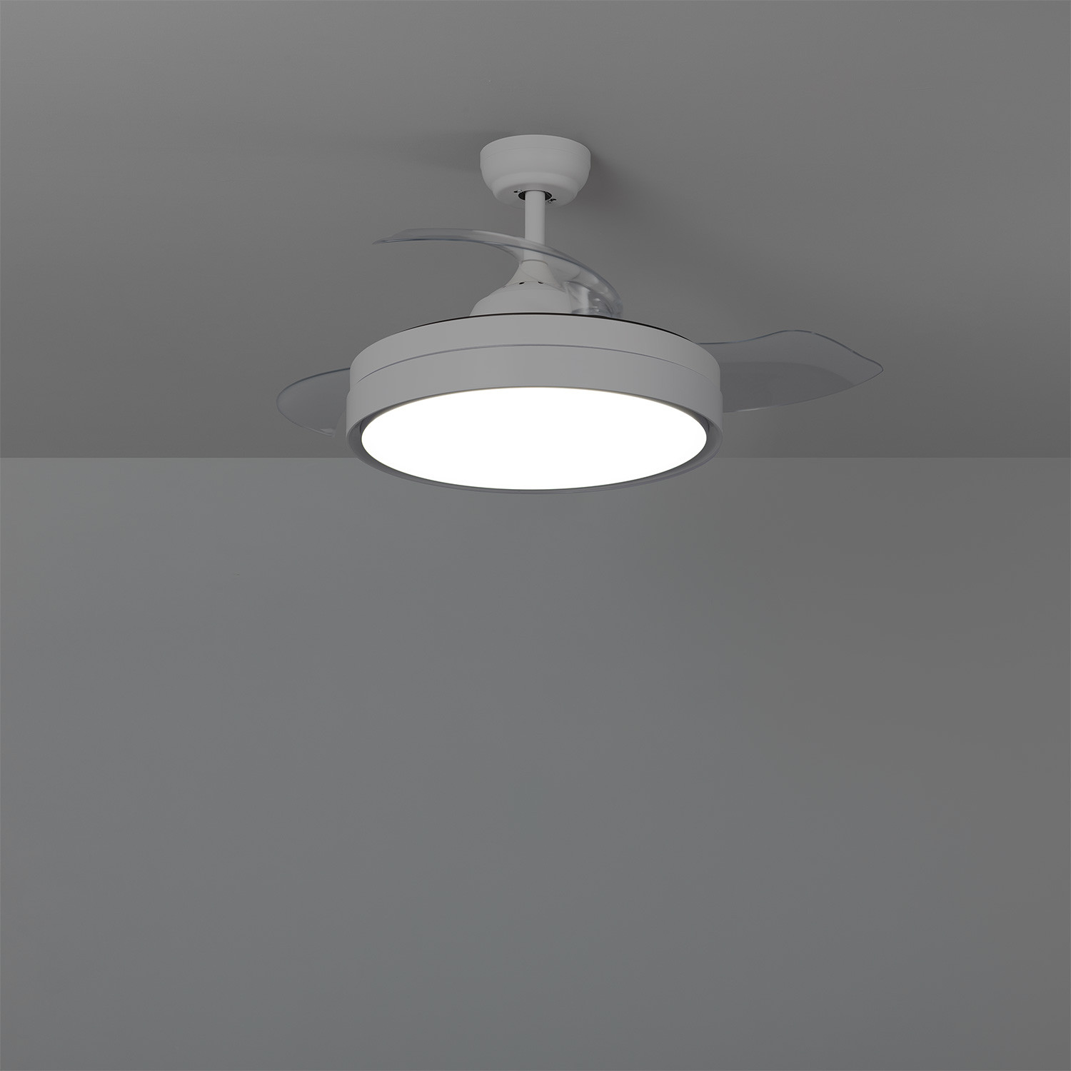 Ventilatore da soffitto bianco con luce centrale. Sfondo grigio, ventilatore illuminante.