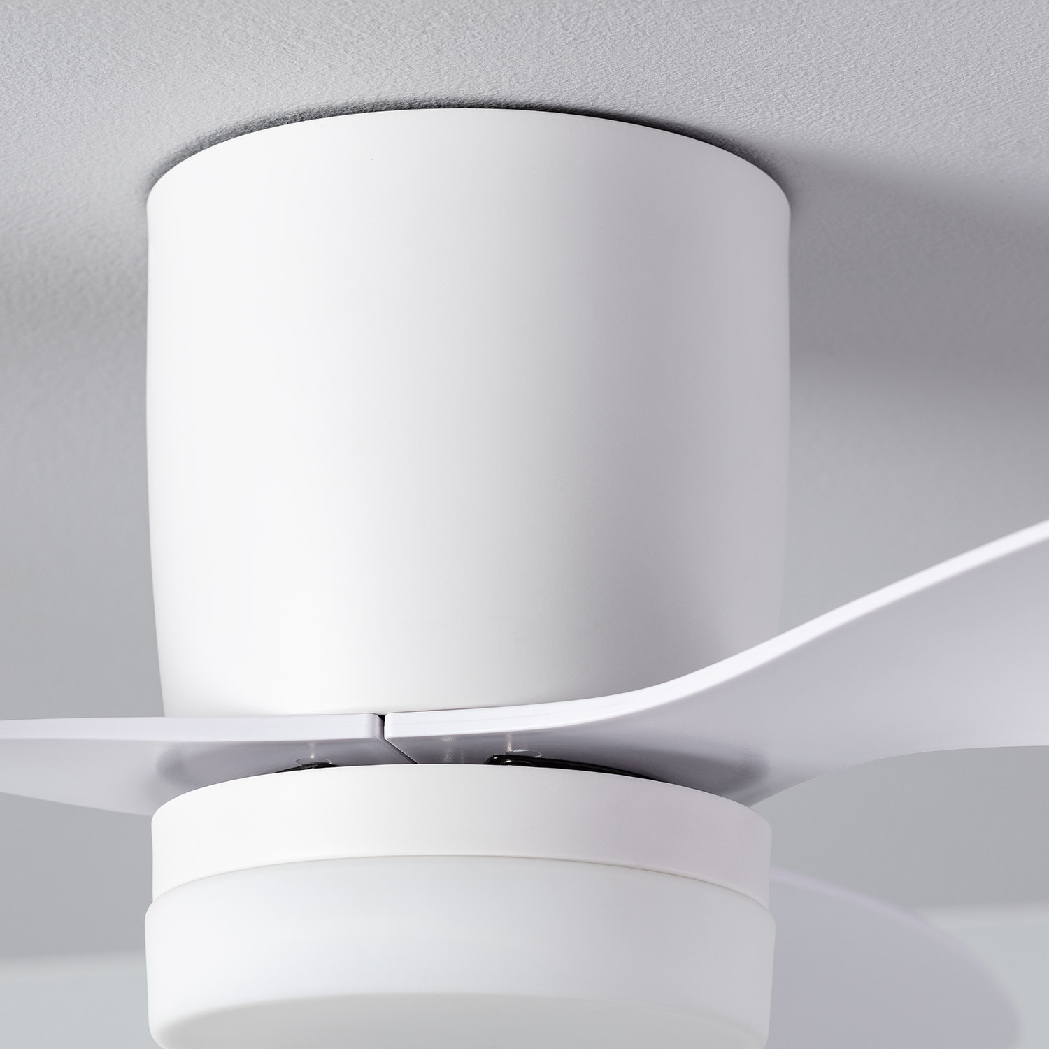 Ventilatore da soffitto bianco con pale e lampada bianche.