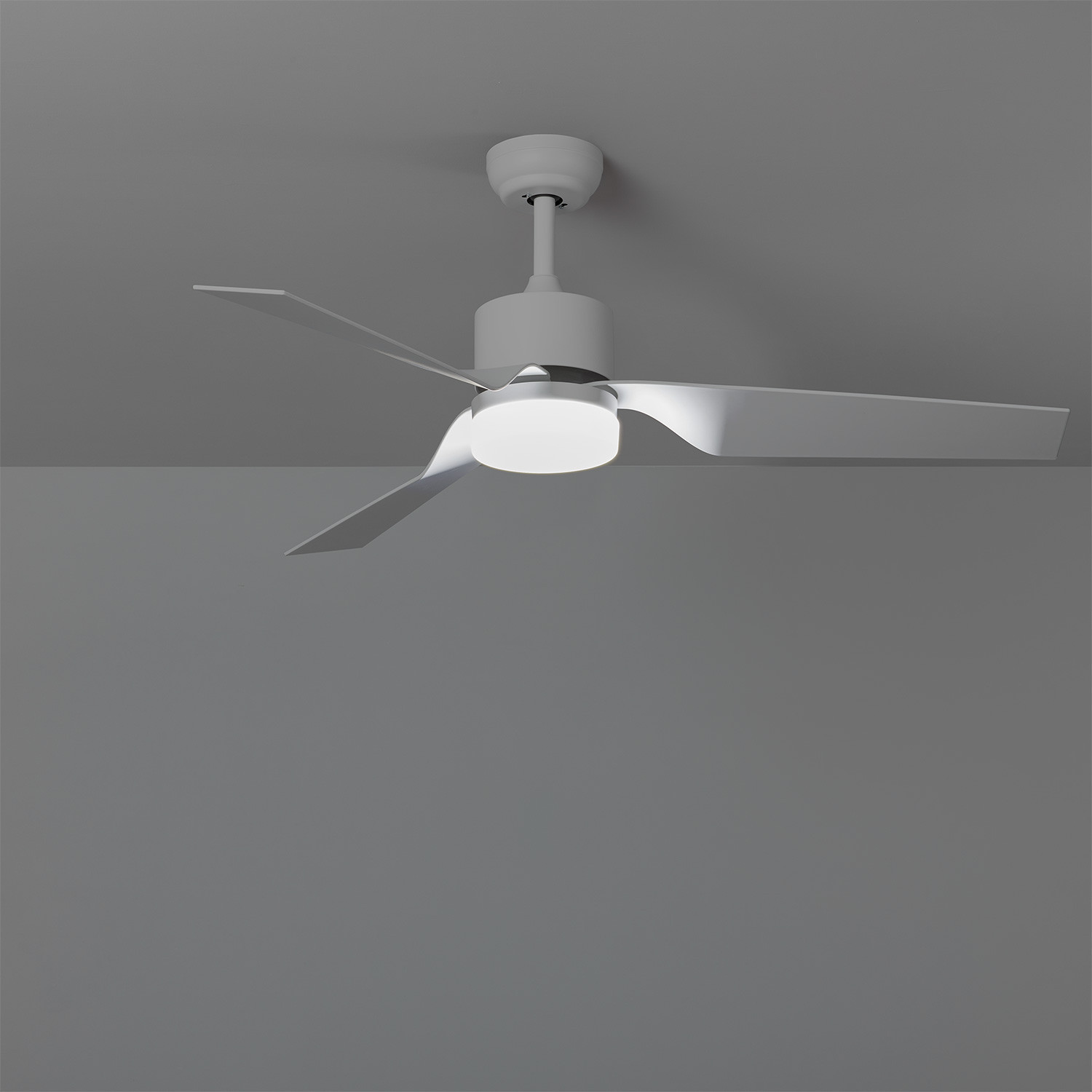Ventilatore da soffitto bianco con tre pale e una luce. Sfondo grigio.