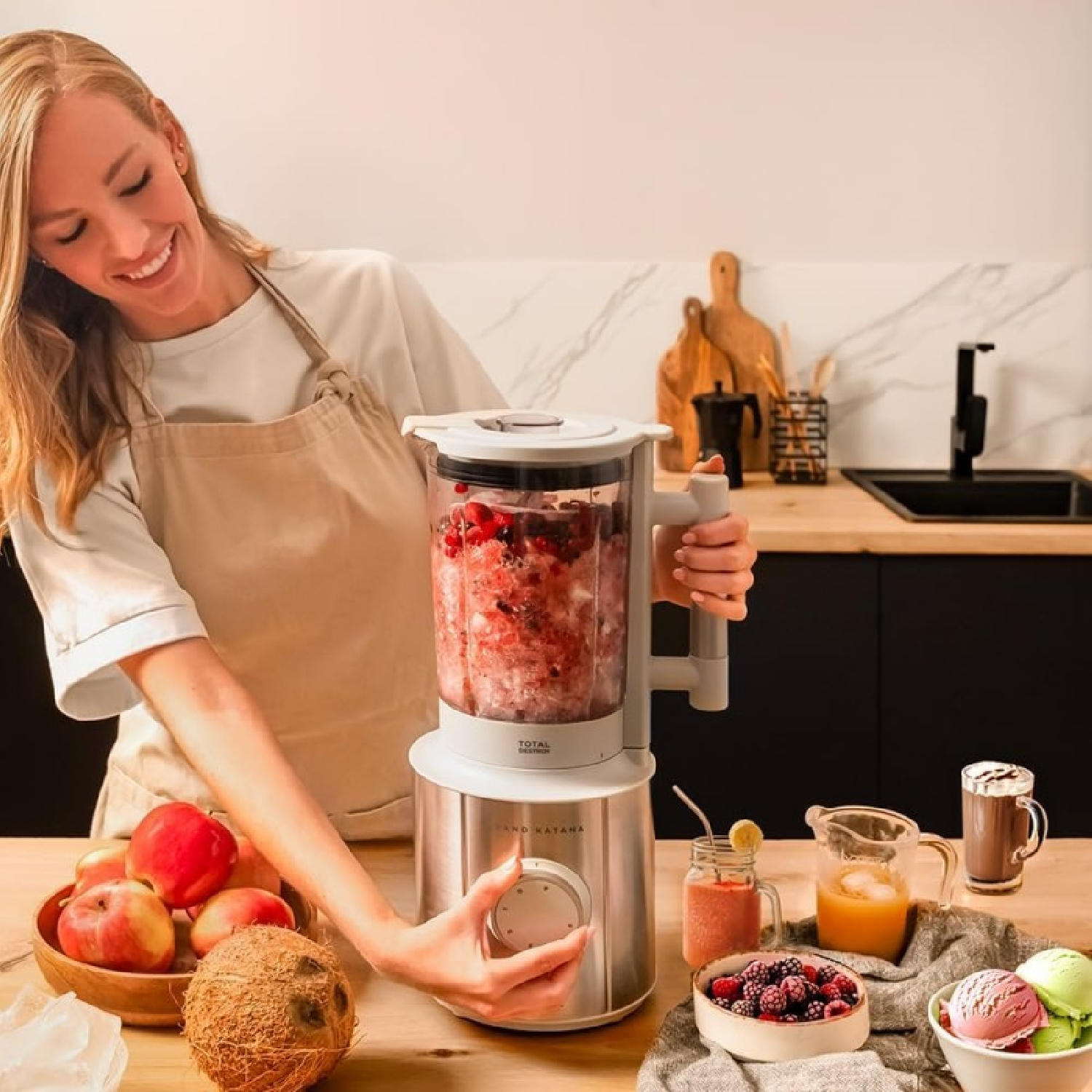 Frau, die Zutaten in einem Mixer mixt, umgeben von Früchten und Getränken.