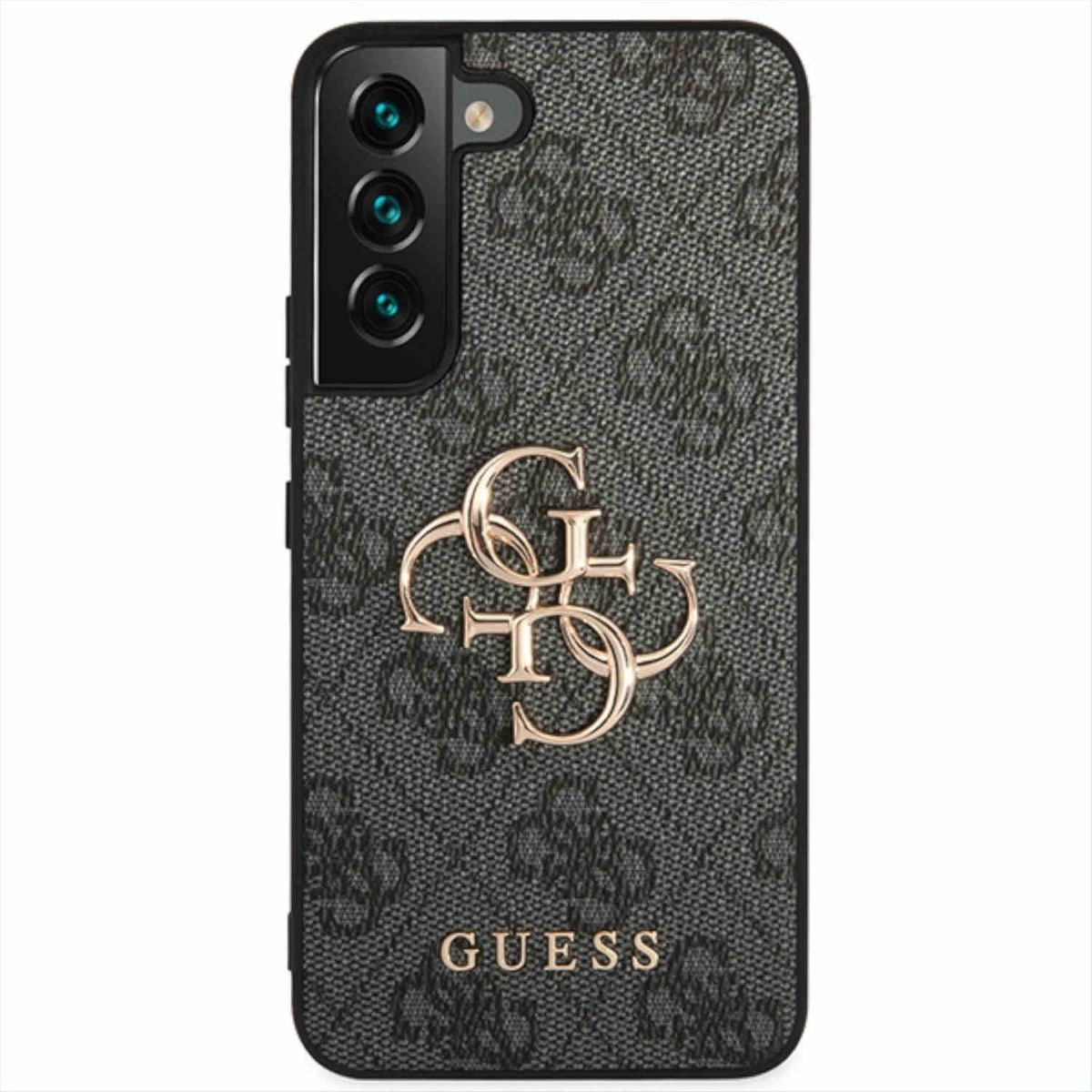 Custodia nera per telefono con logo Guess. Il telefono ha tre fotocamere. Sfondo grigio.