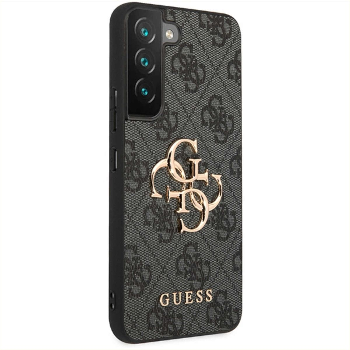 Una custodia per telefono con un motivo grigio e il logo GUESS dorato su una superficie bianca.