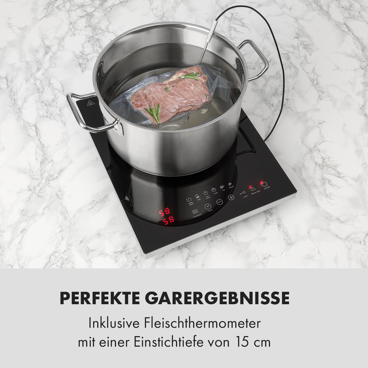 Edelstahltopf mit Fleisch im Beutel, eingetaucht in Wasser auf einem schwarzen Induktionskochfeld.