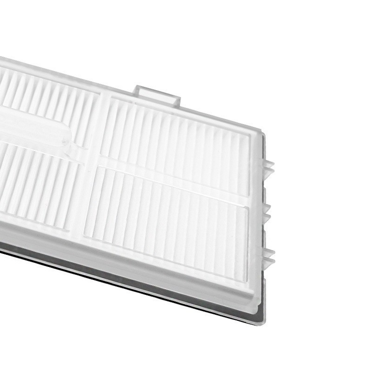 Zbliżenie białego prostokątnego filtra powietrza, pokazujące wewnętrzne fałdy i przezroczystą ramę.