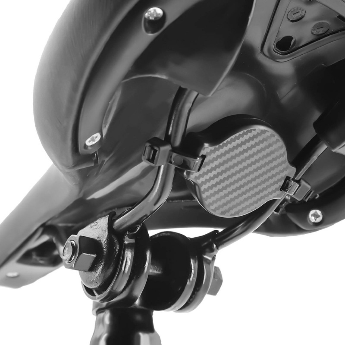 Zbliżenie czarnego siodełka rowerowego z teksturowanym detalem przypominającym włókno węglowe.