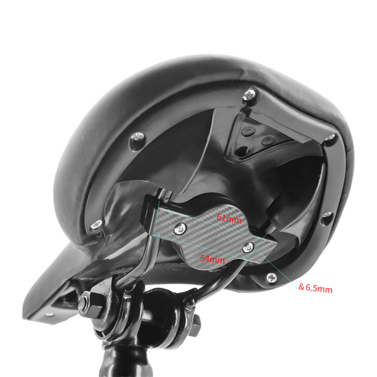 Czarne siodełko rowerowe z karbonowym wspornikiem. Siodło jest na czarnym słupku.