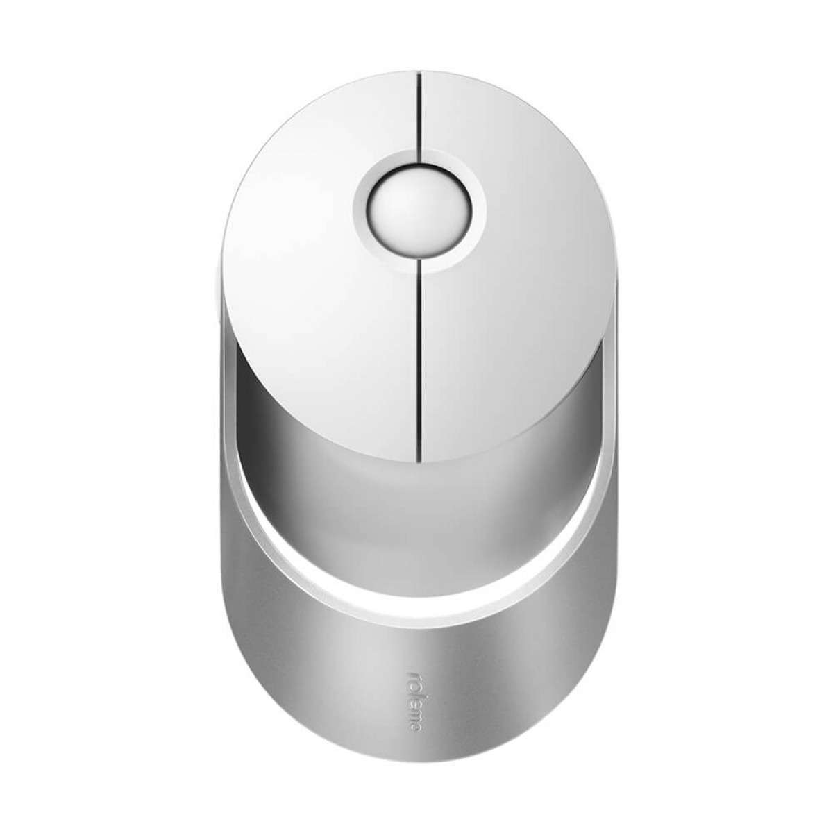 Witte en zilverkleurige computermuis, met een minimalistisch ontwerp, op een wit oppervlak.