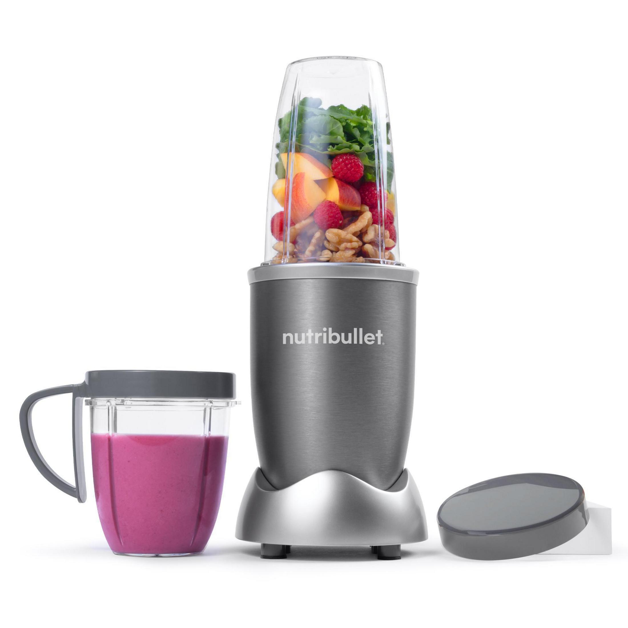 Grauer Nutribullet-Blender mit rosa Smoothie und einem Glas mit Früchten.