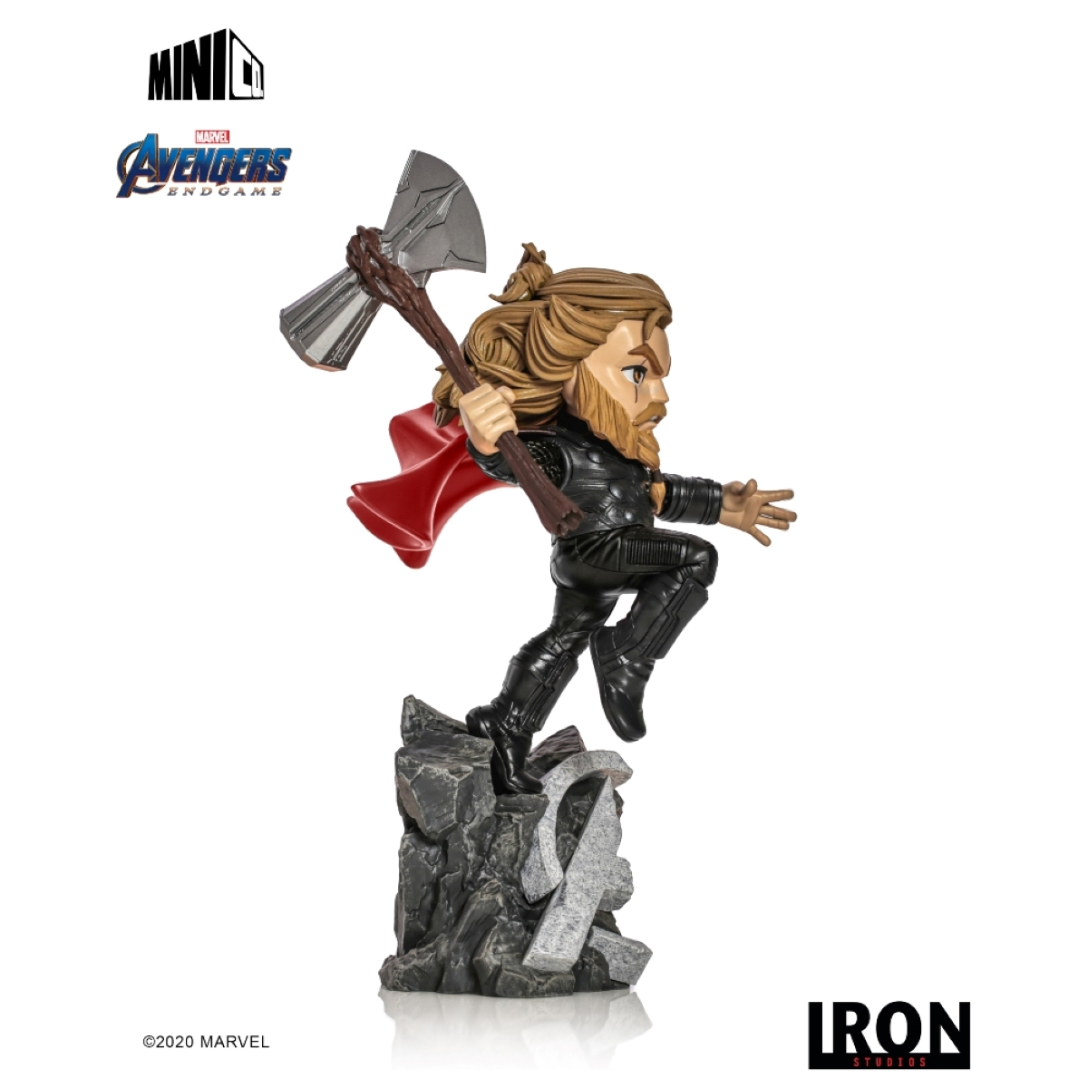 Thor-Figur mit Hammer, auf Steinsockel, mit Avengers-Logo und rotem Umhang.