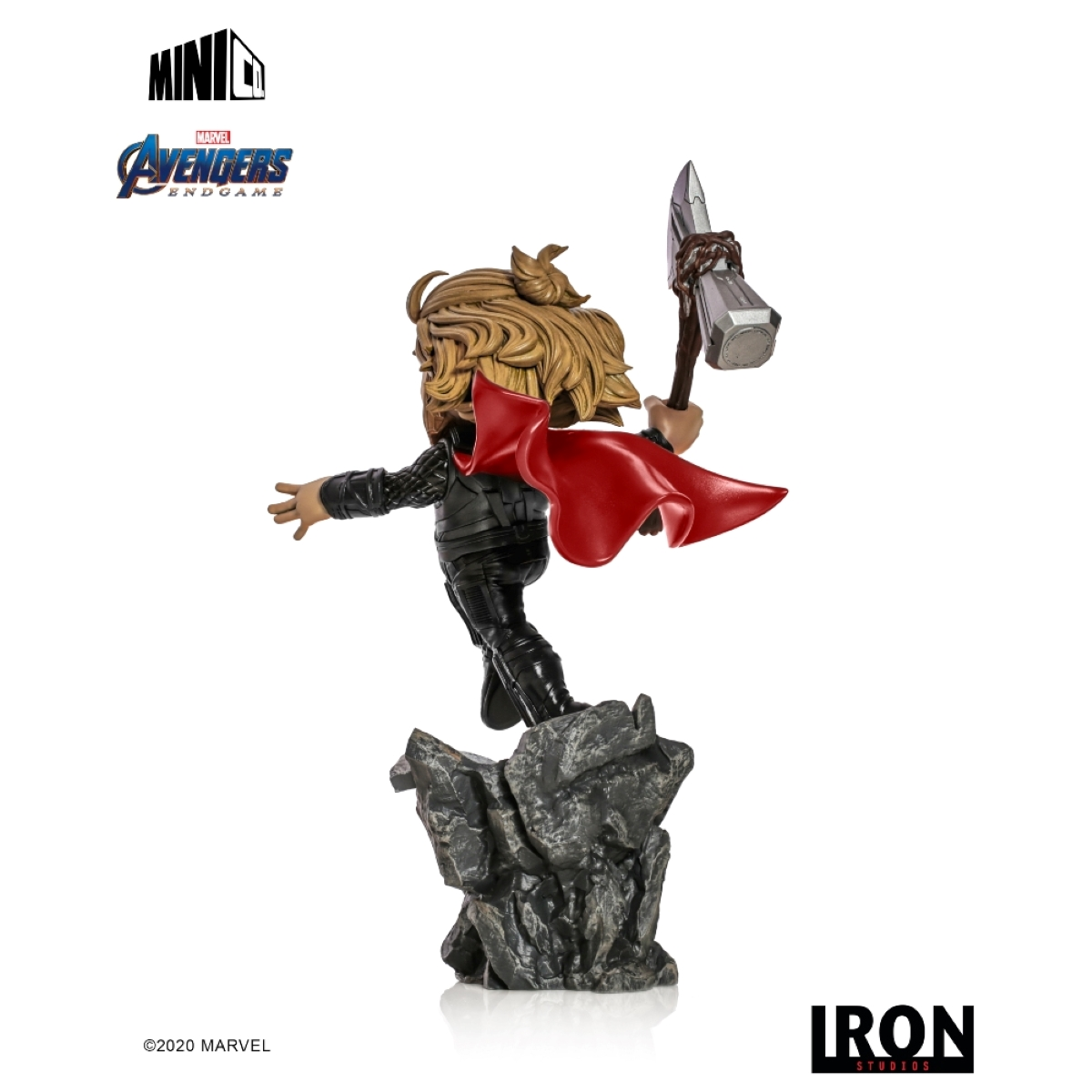 Thor-Figur in Action-Pose, mit Hammer und Umhang, auf felsigem Sockel.