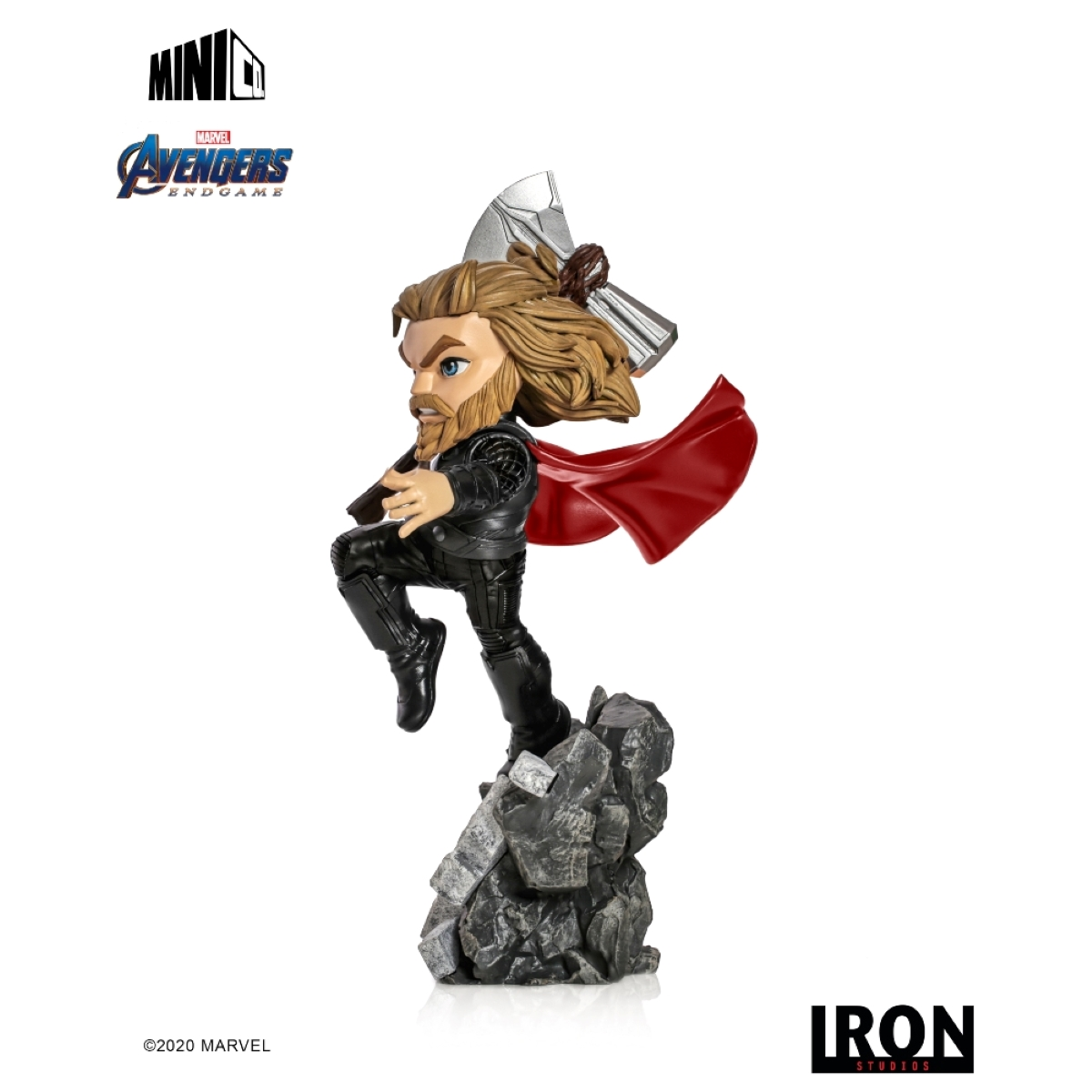 Thor-Figur mit Hammer, stehend auf Felsenbasis, in einer Actionpose.
