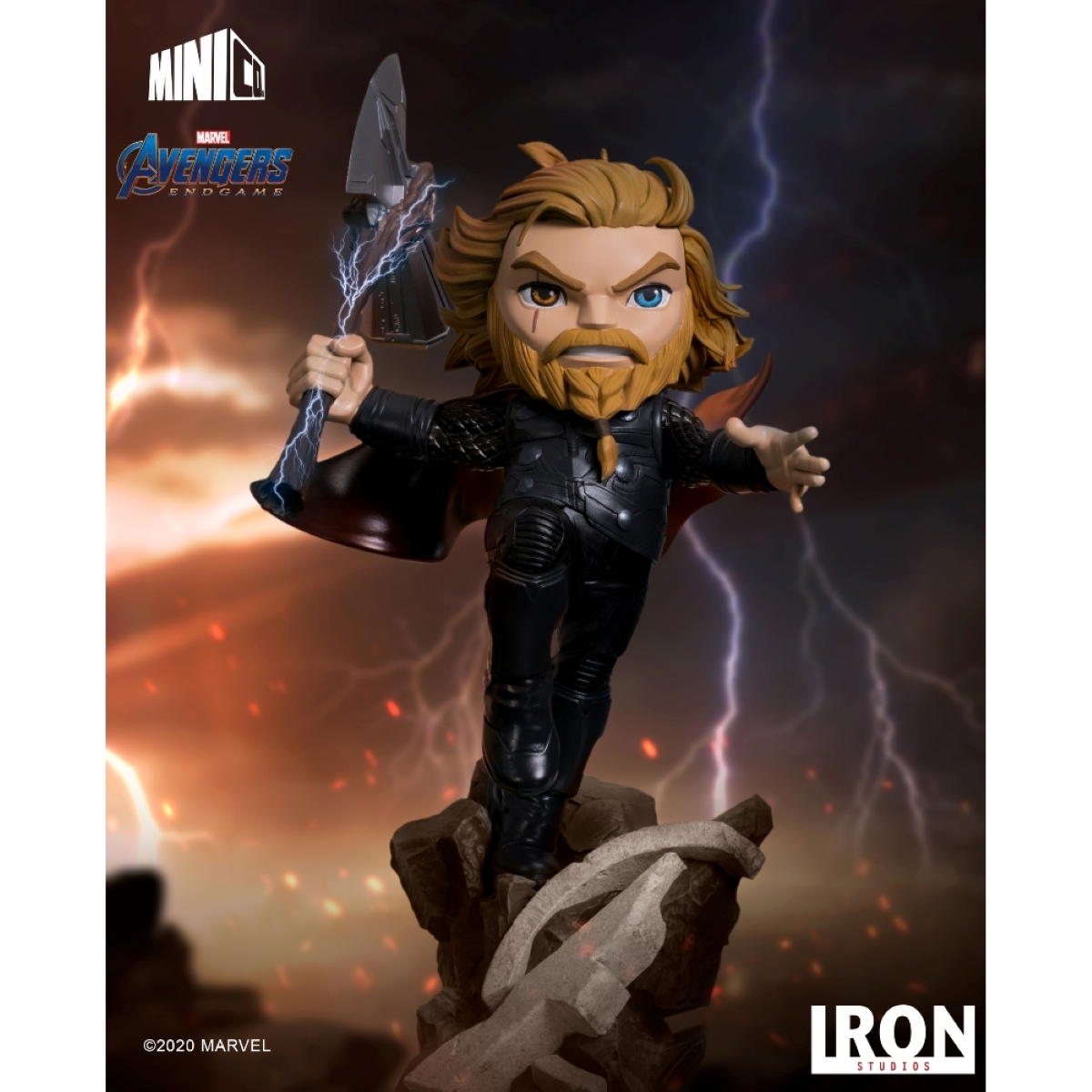 Thor-Figur mit Hammer, Blitz im Hintergrund, Marvel-Logo.