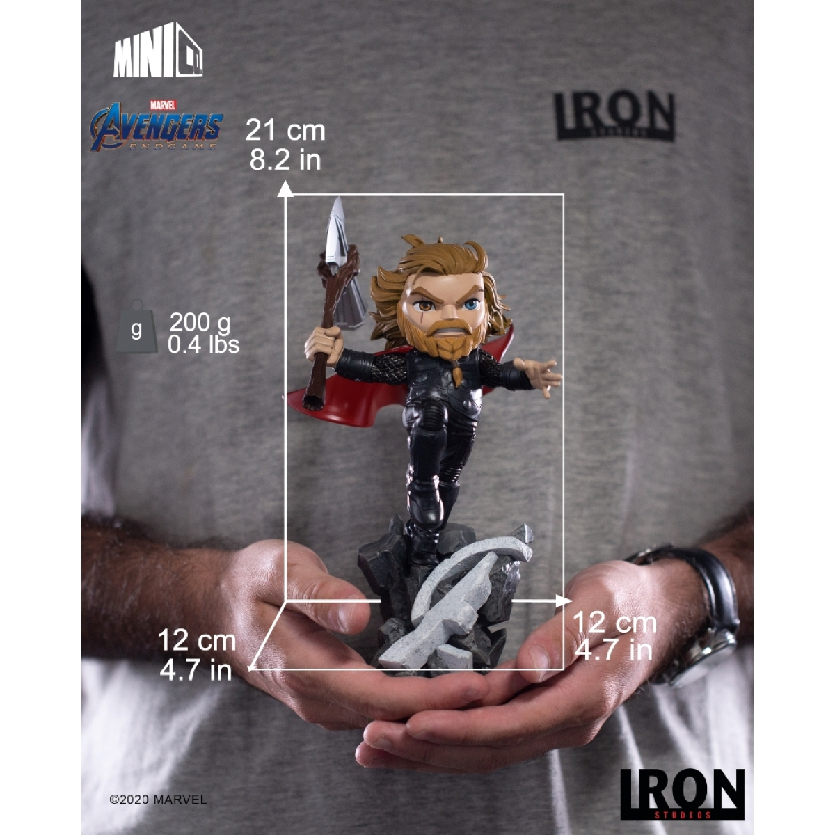Eine Miniaturfigur von Thor mit Waffe, mit Maßen und Logo.