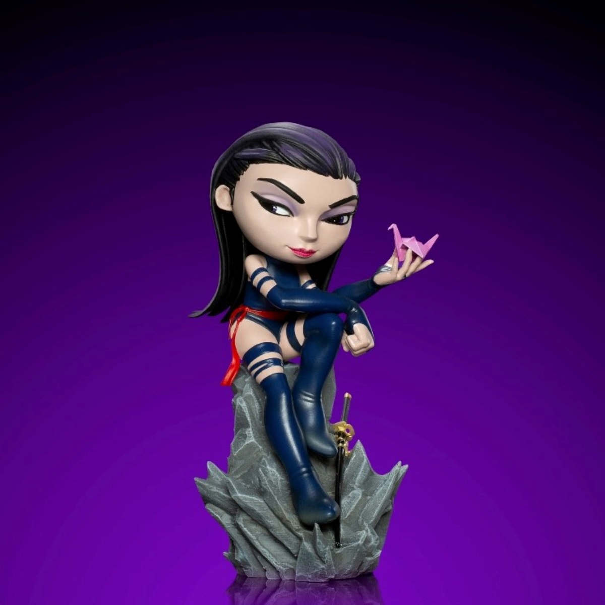 Stilisierte Psylocke-Figur in dynamischer Pose, die einen Papierkranich hält. Figur auf lila Hintergrund.