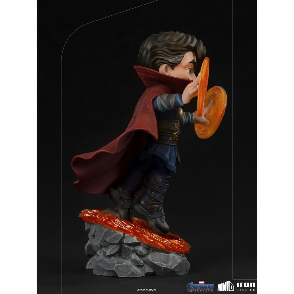 Eine Figur von Doctor Strange, der eine Scheibe hält. Er befindet sich in einer dynamischen Pose auf einem felsigen Untergrund.
