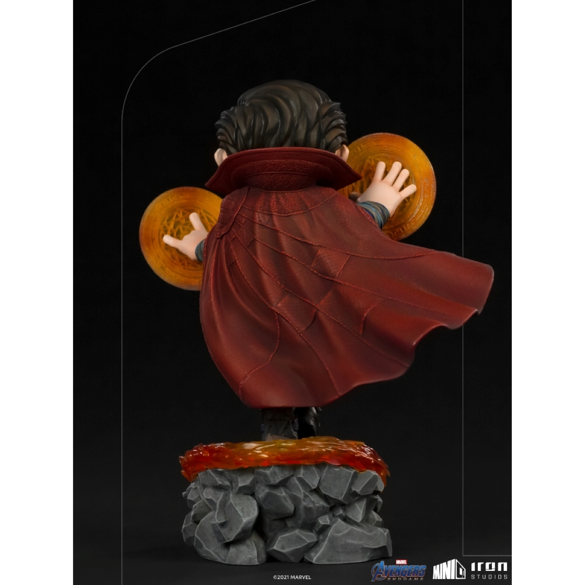 Eine Miniaturfigur von Doctor Strange mit Umhang und Zauberscheiben.