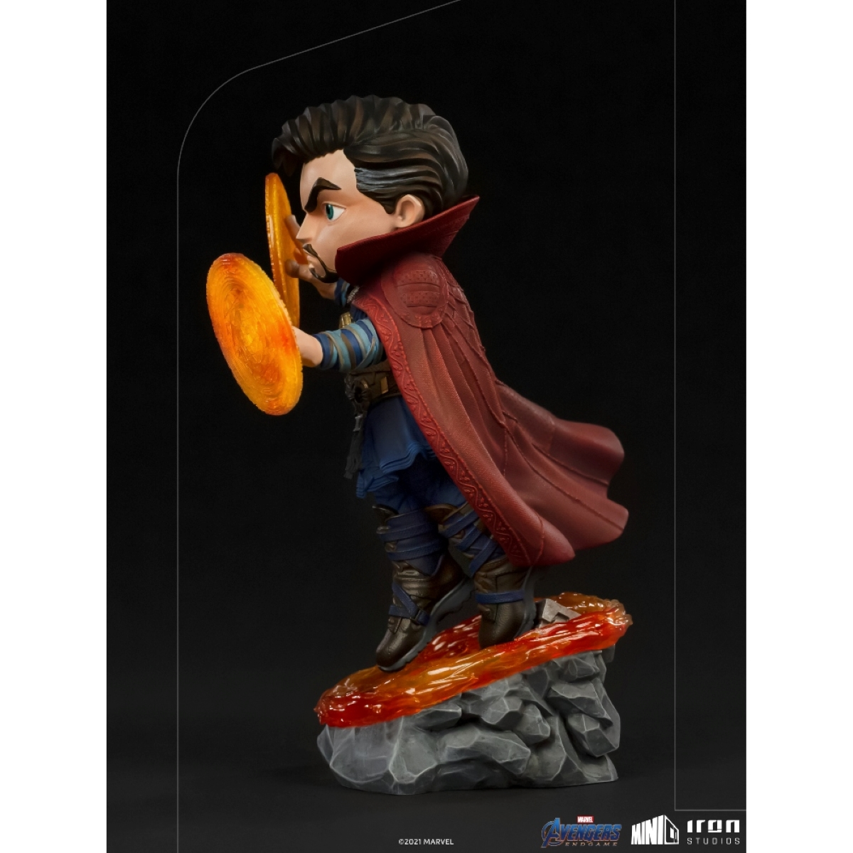 Doctor Strange Statue. Er trägt einen roten Umhang, einen blauen Anzug und hält zwei orangefarbene Schilde.