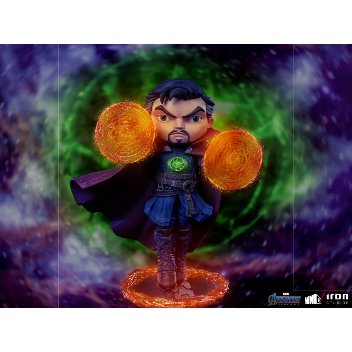 Doctor Strange Figur mit magischen Kreisen, Marvel-Logo im Hintergrund.
