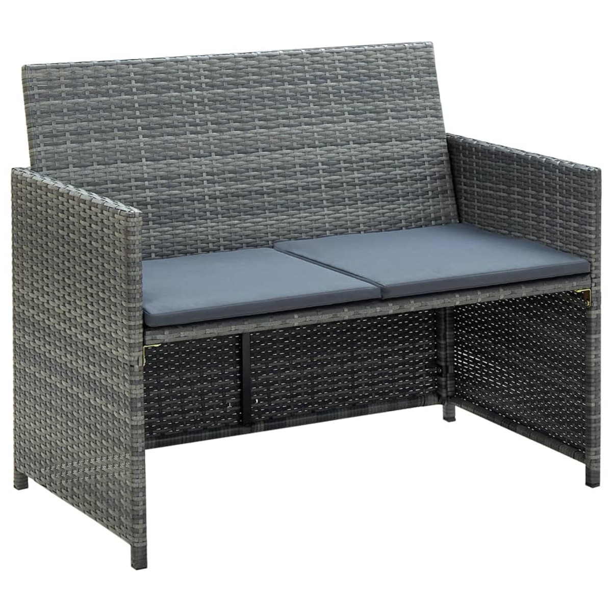 Graues Rattan-Sofa mit zwei dunkelgrauen Kissen. Es hat eine Rückenlehne und Armlehnen.