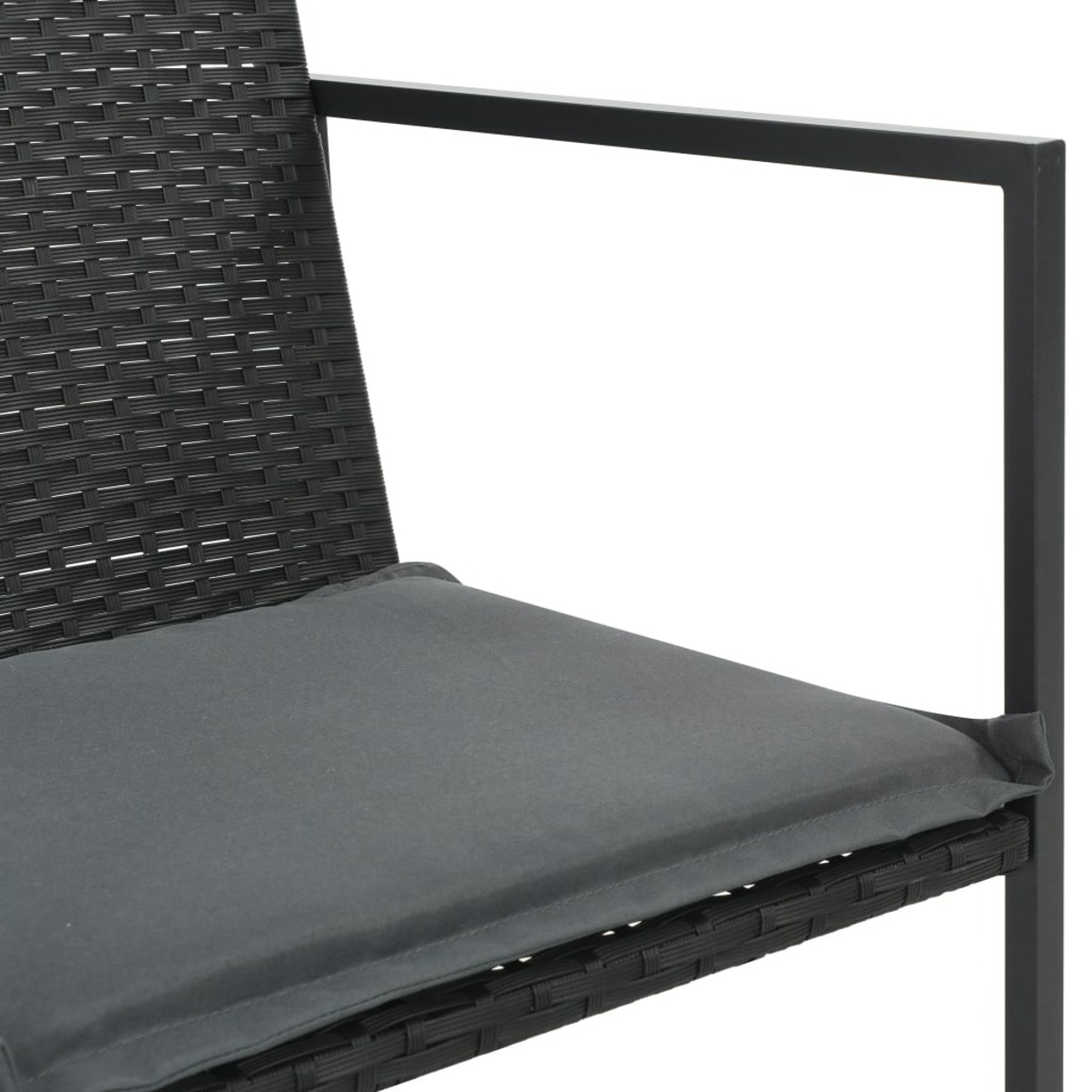 Nahaufnahme eines schwarzen Rattan-Stuhls mit grauem Kissen. Eine schwarze Metallarmlehne ist sichtbar.
