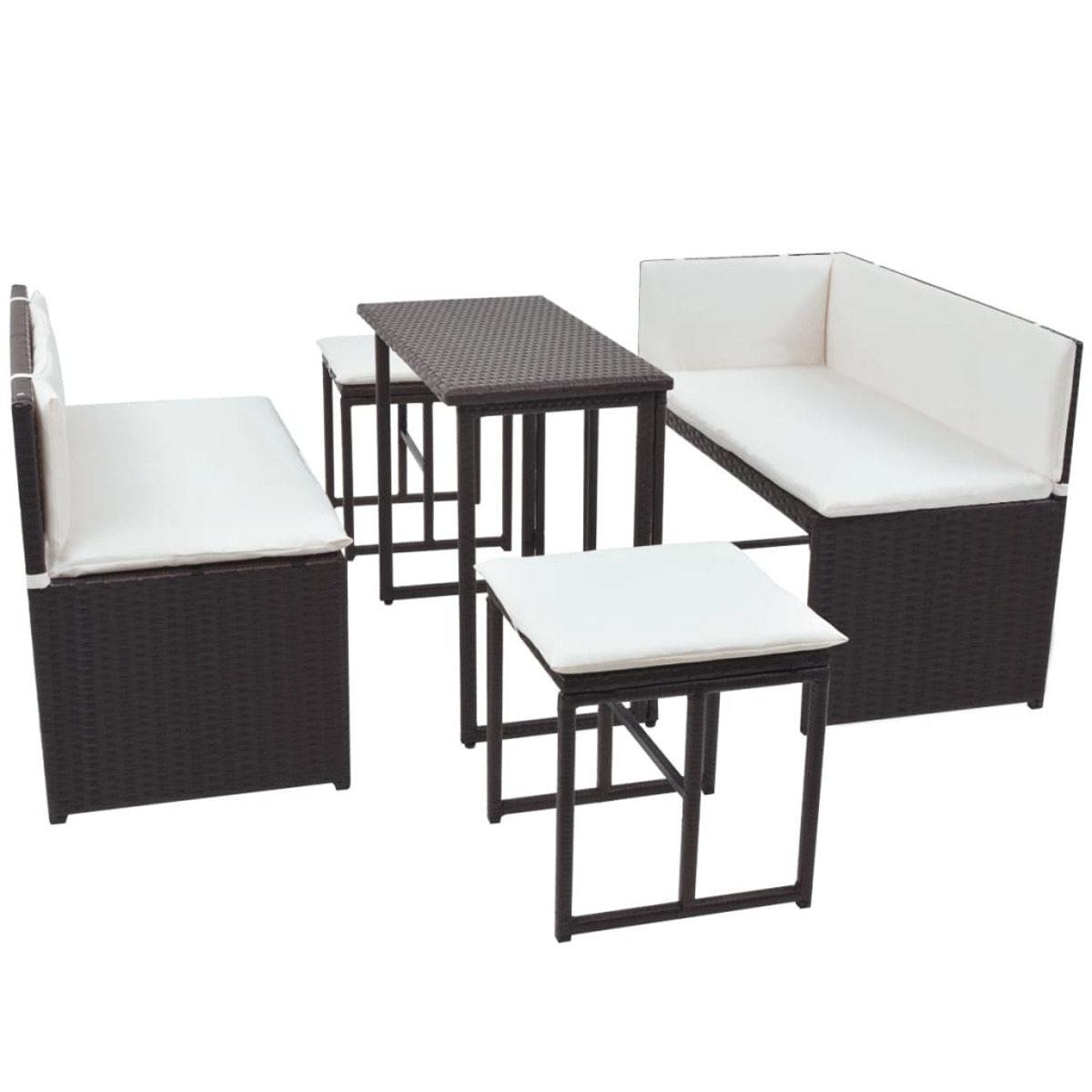 Ein Rattan-Terrassenset mit Tisch und Sitzgelegenheiten. Das Set beinhaltet einen Tisch und zwei Bänke mit weißen Kissen.