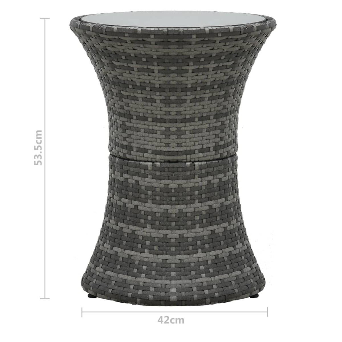 Grauer Rattan-Beistelltisch mit Glasplatte. Er ist sanduhrförmig. Weißer Hintergrund.